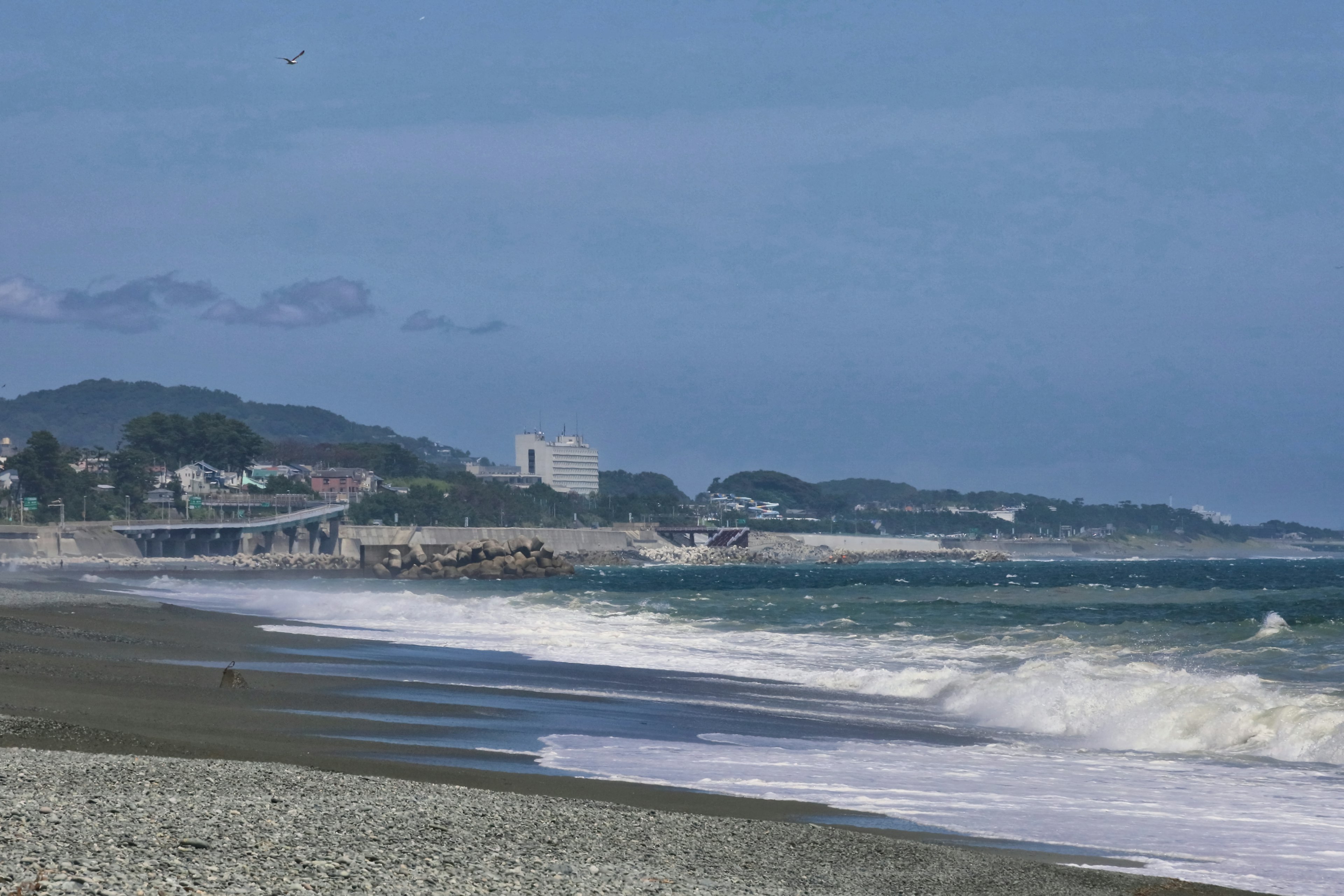 Vista costiera con onde sulla spiaggia