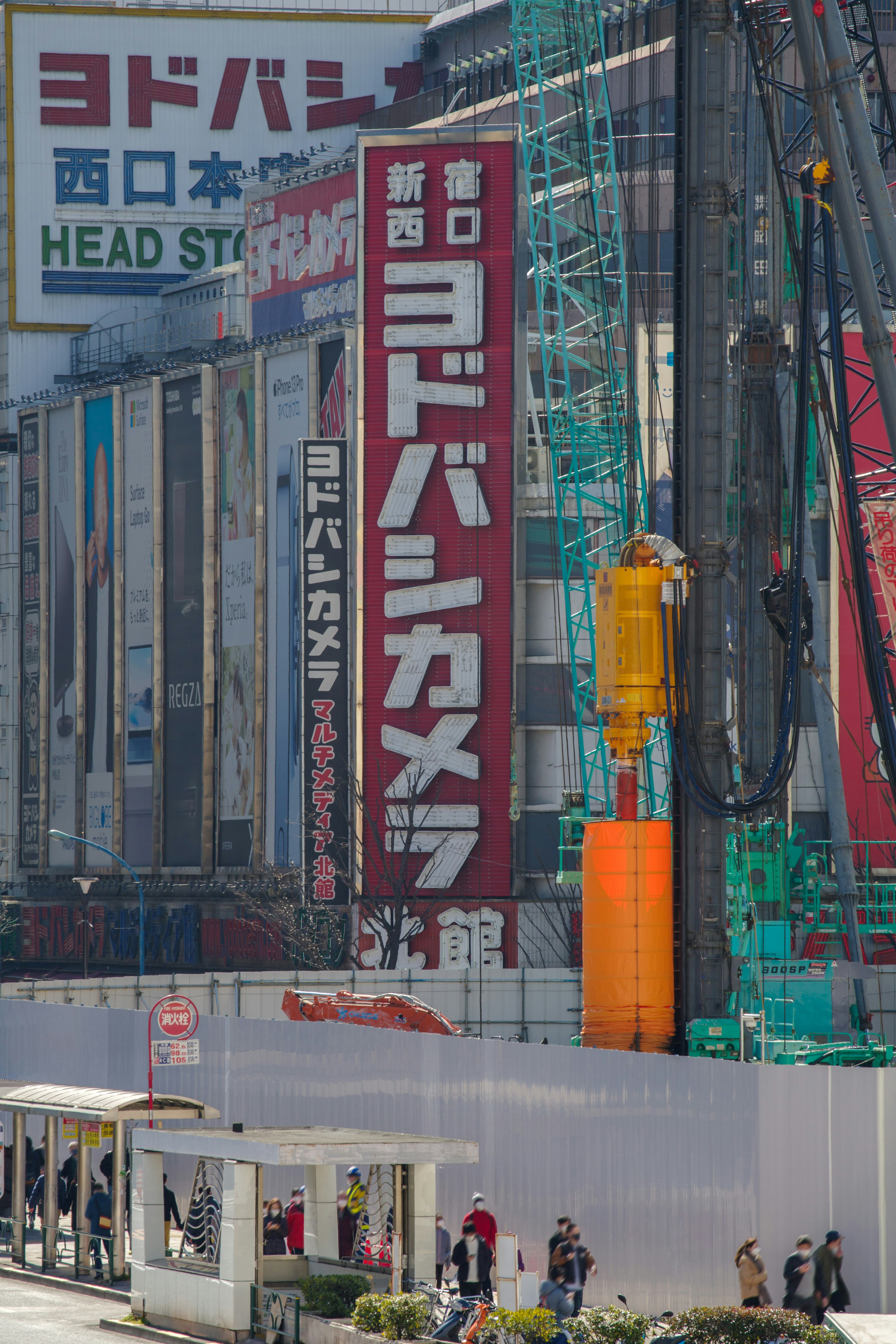 ทิวทัศน์เมืองที่มีป้าย Yodobashi Camera โดดเด่น