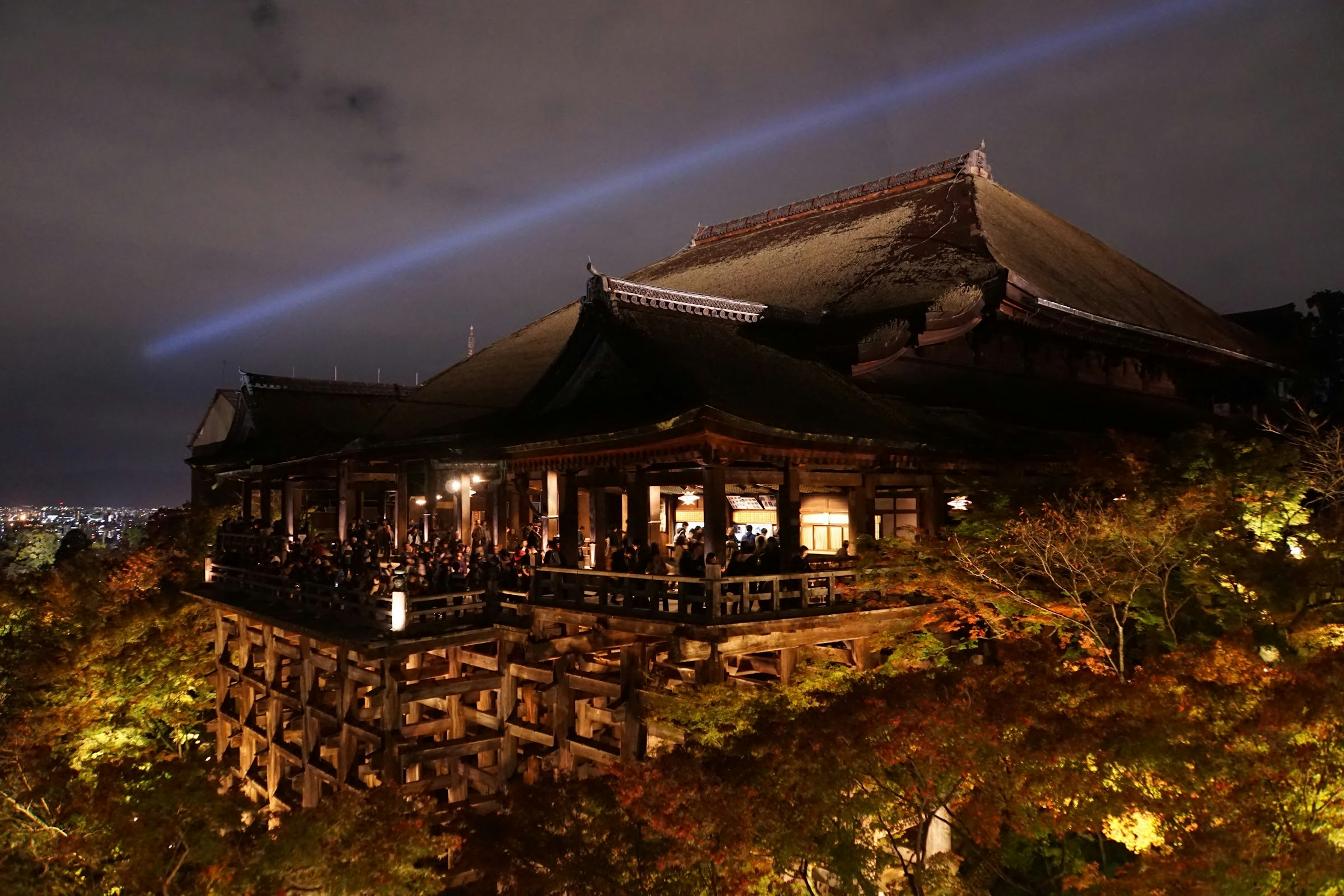 Schöne Nachtansicht des Kiyomizu-dera erleuchtet