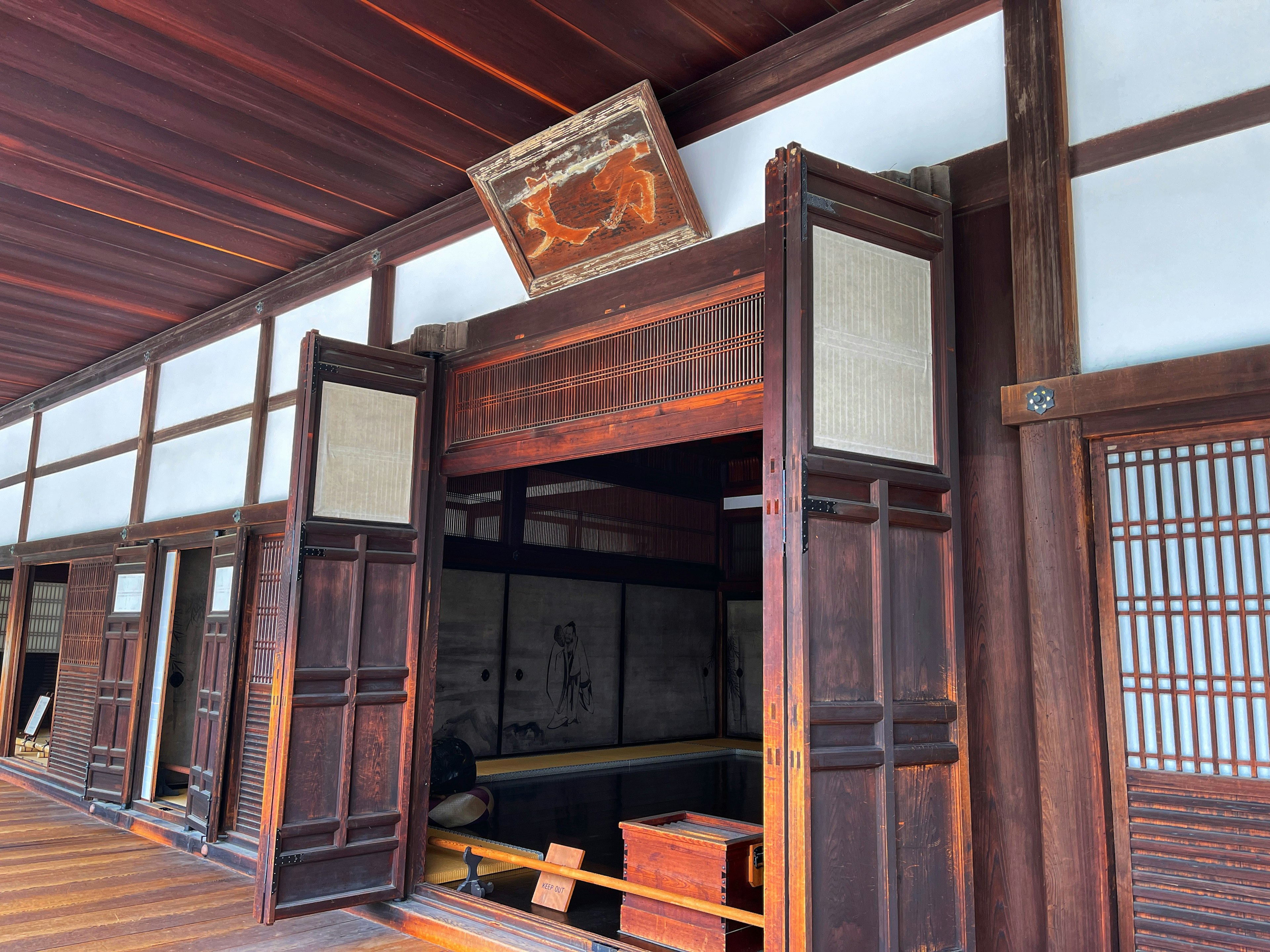 Detalle de puertas y ventanas de madera en un edificio japonés tradicional