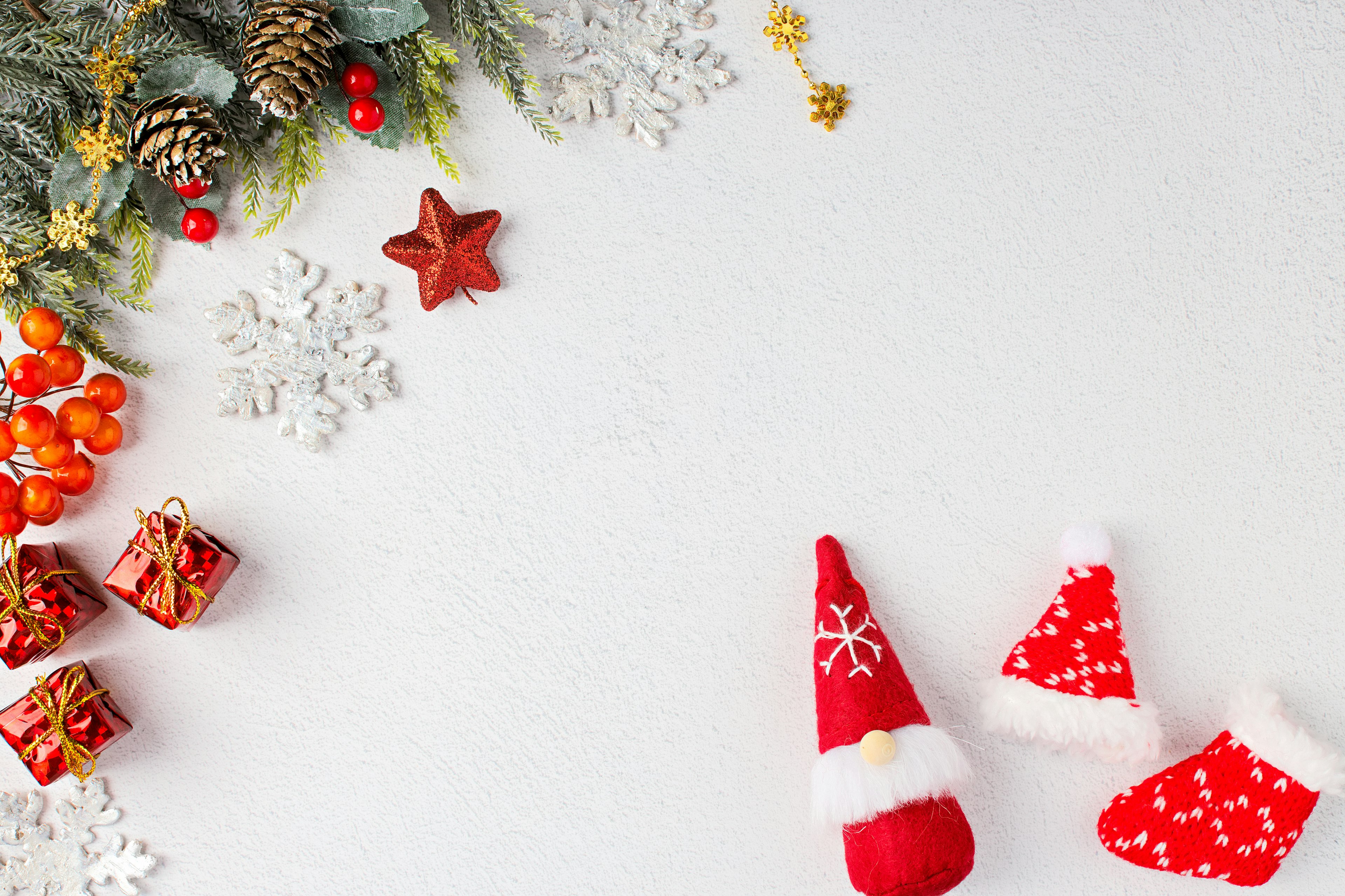 Decorazioni natalizie e ornamenti sparsi su uno sfondo bianco