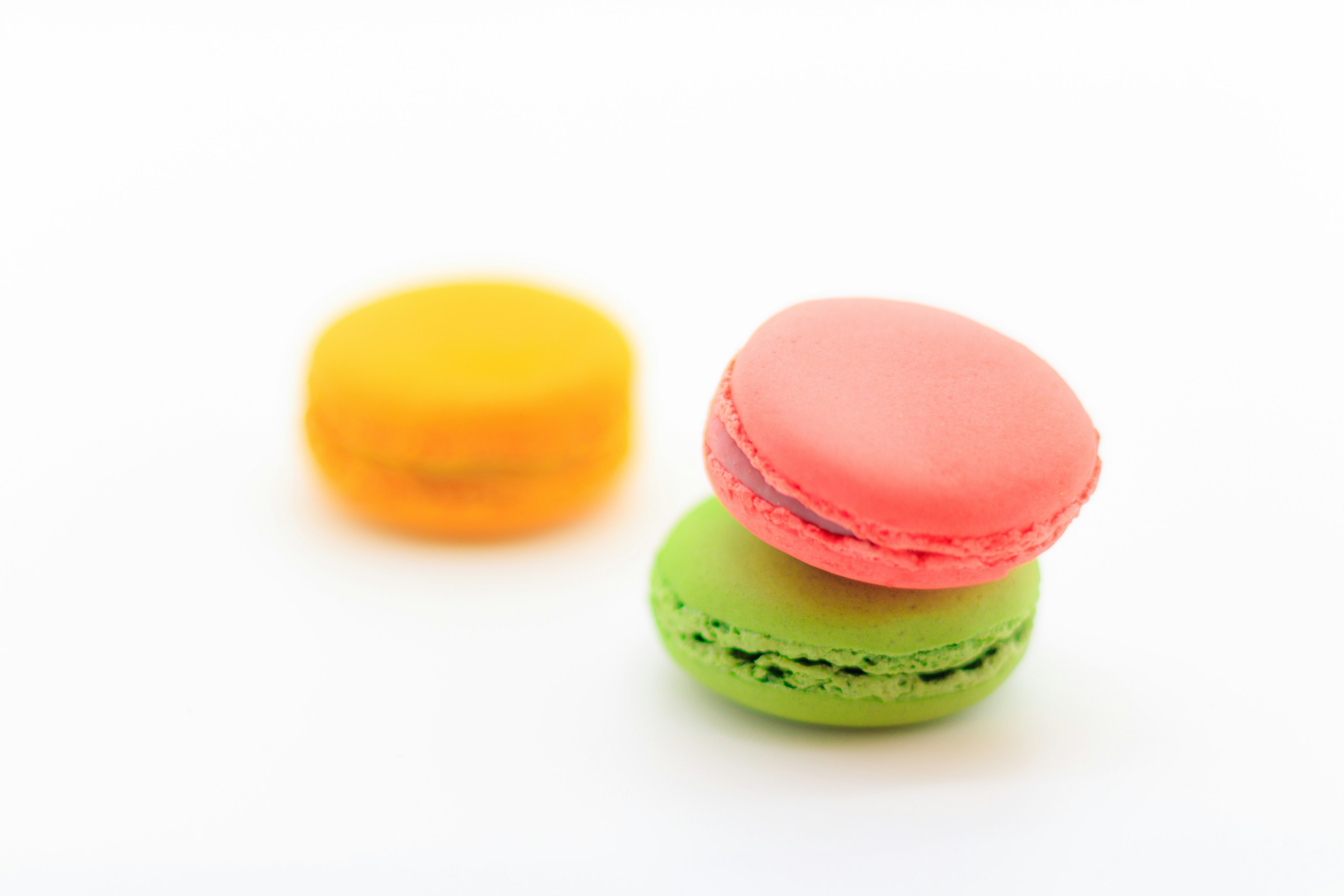 Macaron berwarna-warni ditumpuk di atas latar belakang putih