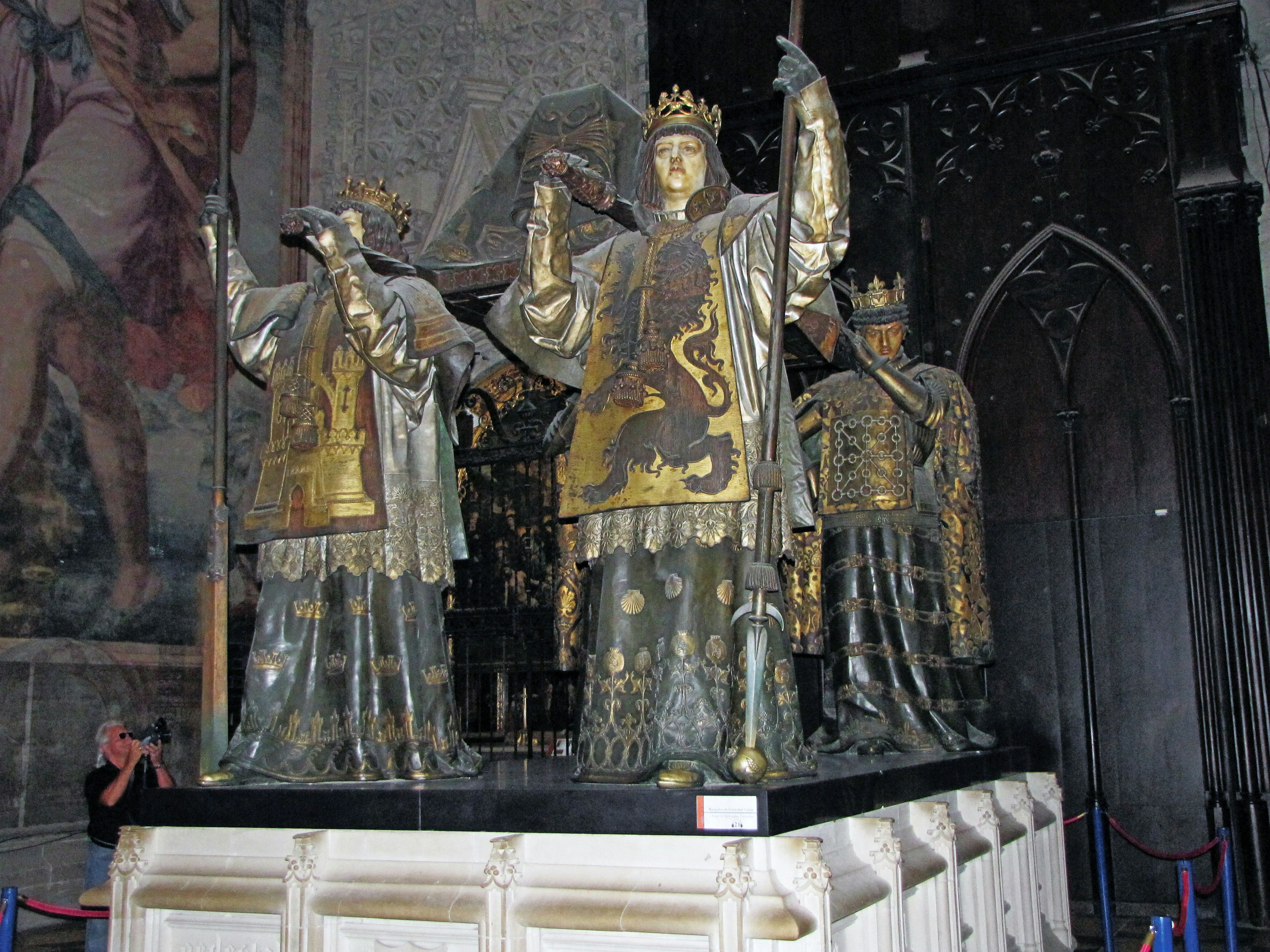 Escultura majestuosa de tres reyes con coronas doradas