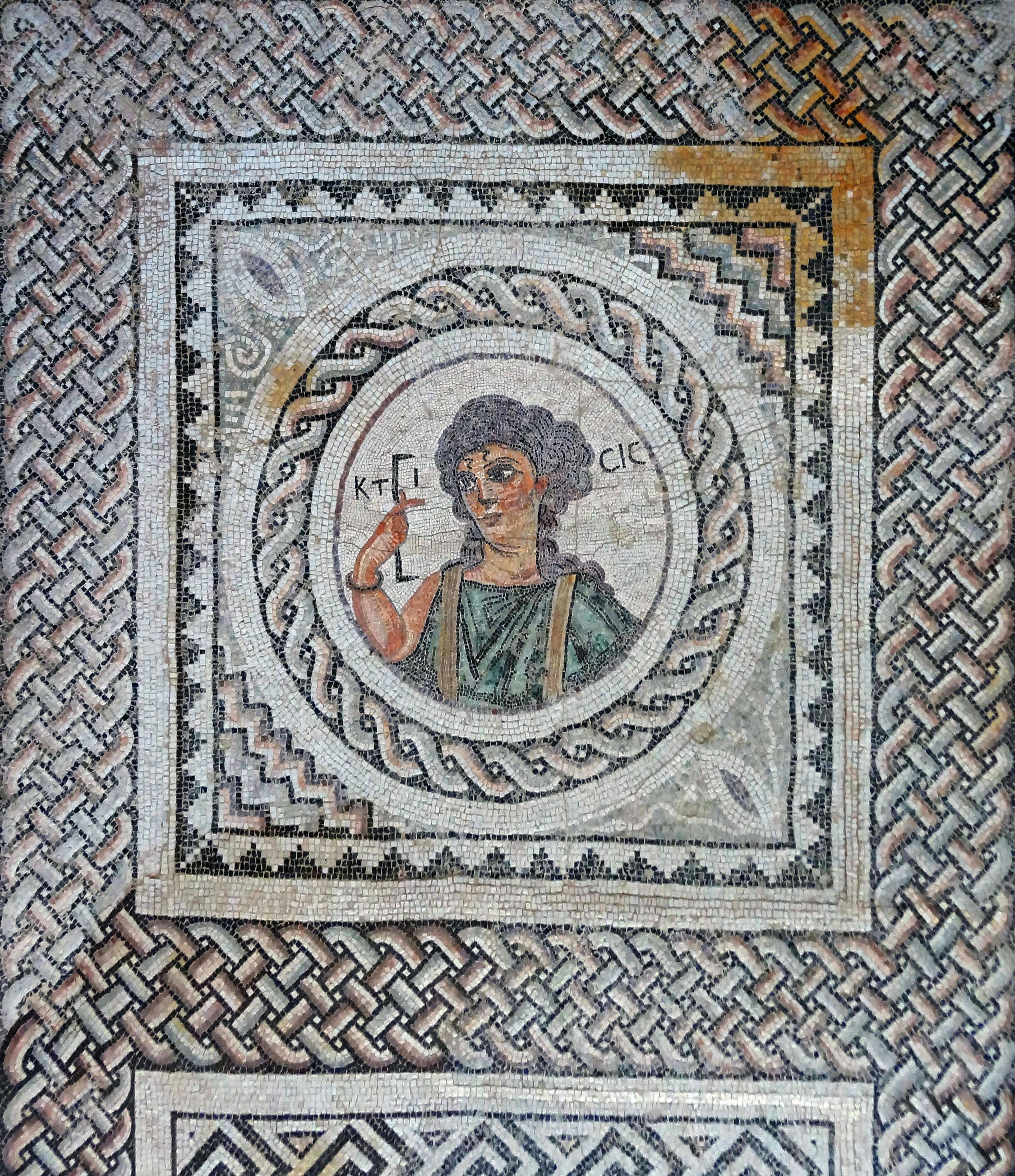 Arte mosaico antiguo con una figura sosteniendo una herramienta