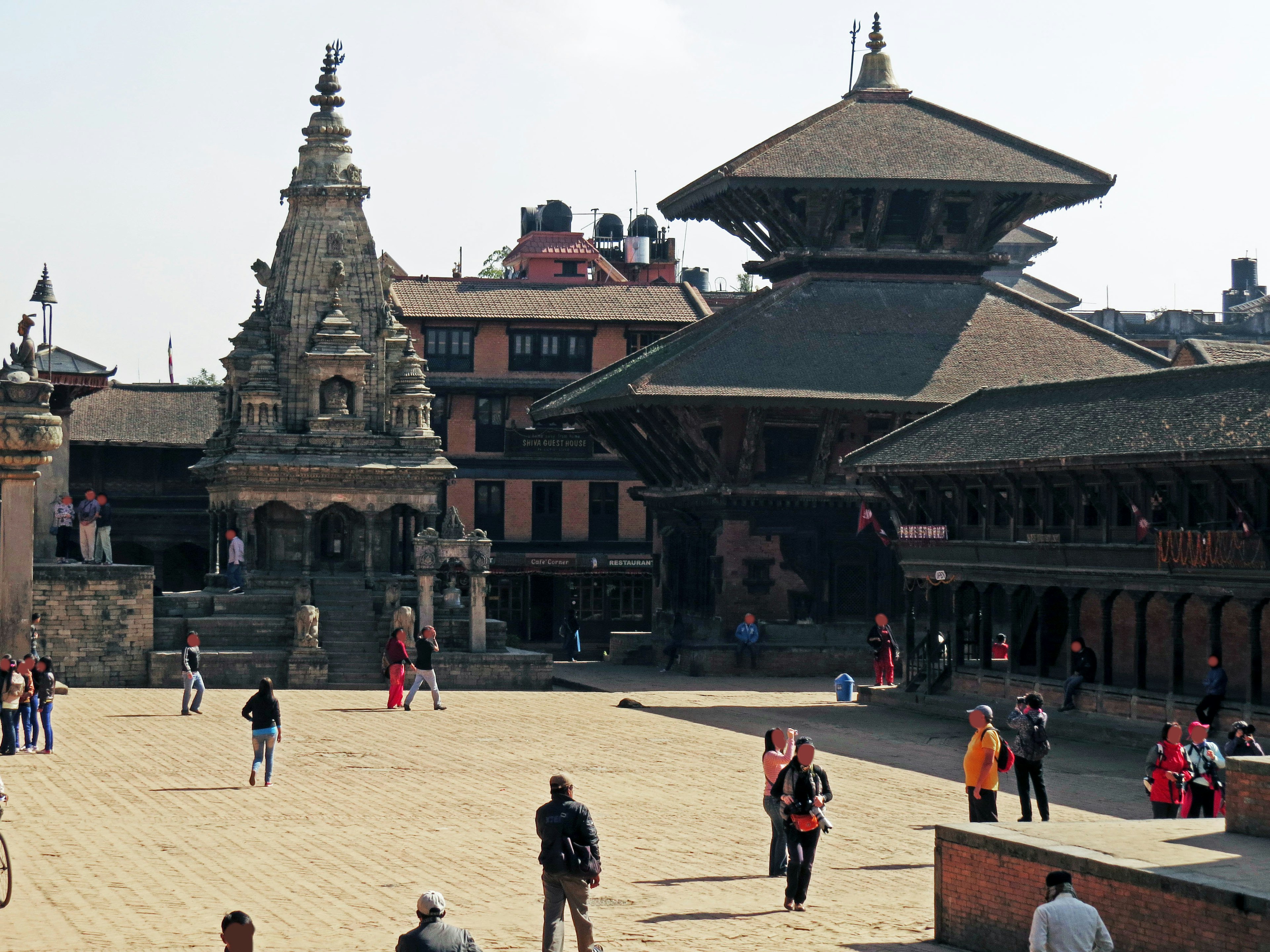 Edificios históricos y personas en la Plaza Durbar de Katmandú