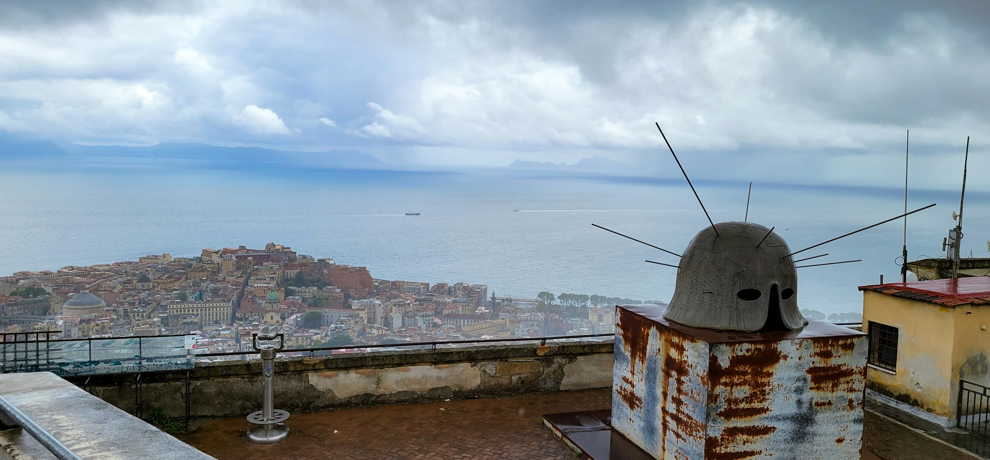 Vue panoramique d'un paysage urbain avec la mer et des nuages vieux bâtiments et antennes sur le toit