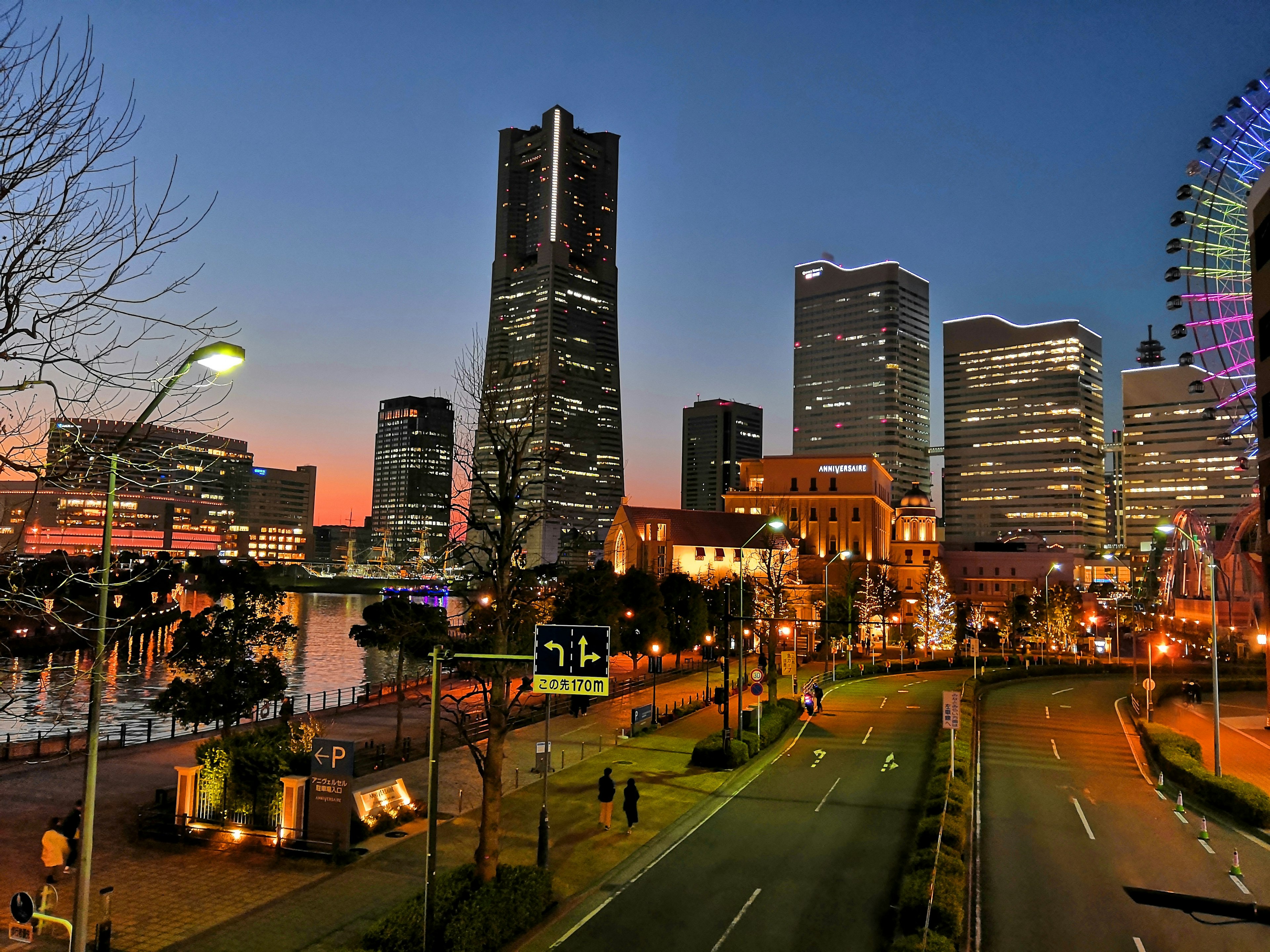 Vista nocturna de Yokohama con rascacielos y costanera