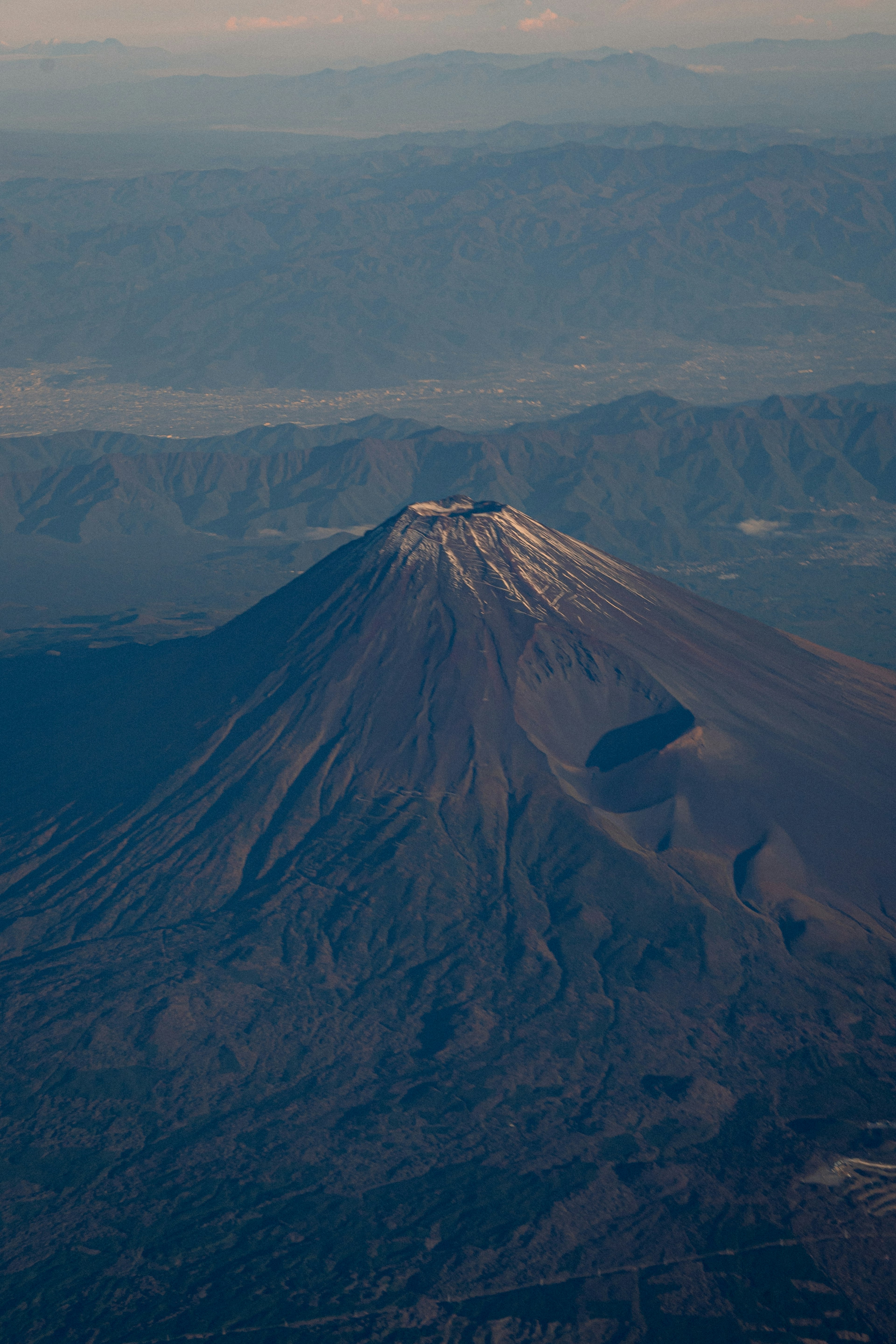 火山の頂上に雪が残る美しい風景