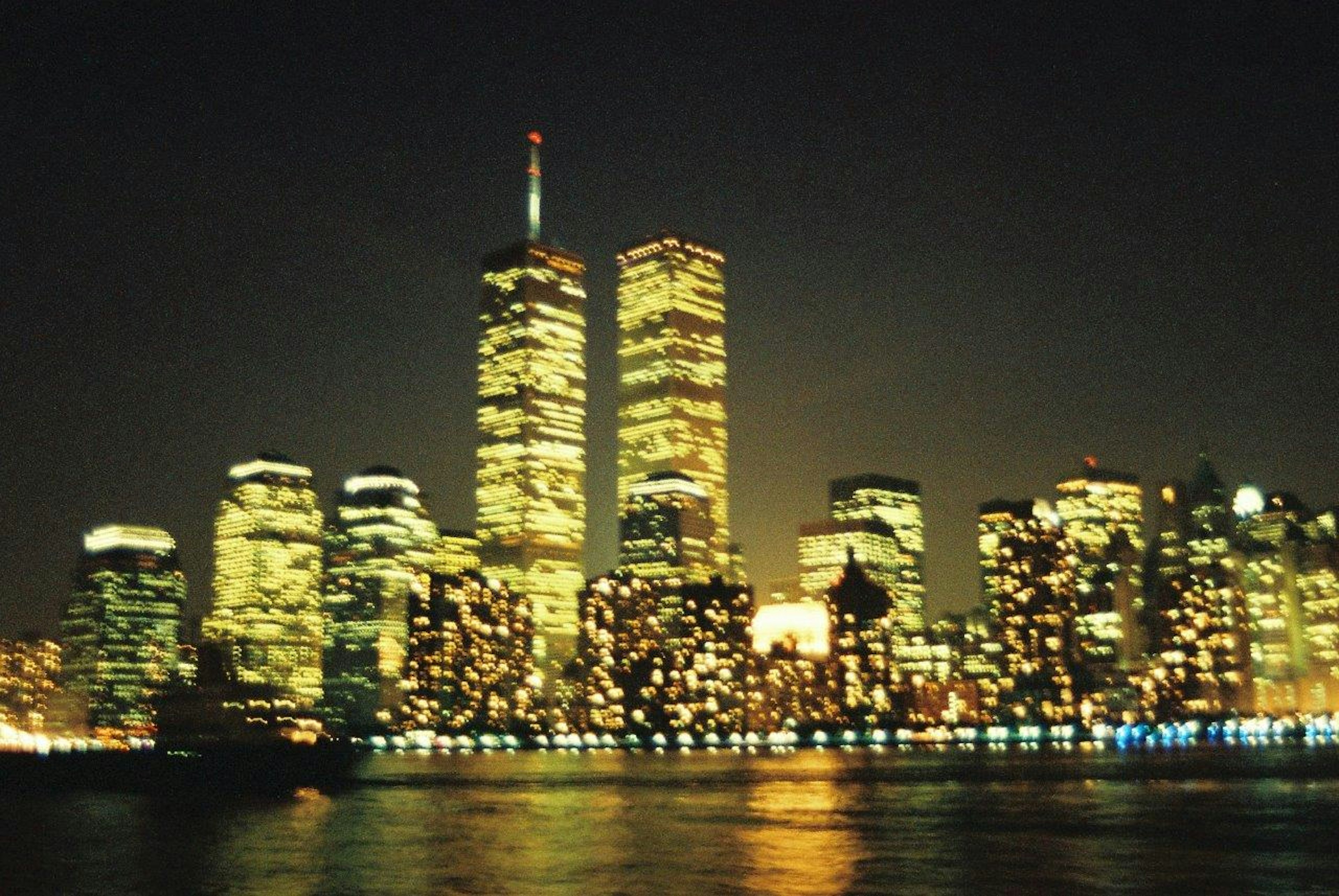 Skyline de New York la nuit avec les Twin Towers illuminées