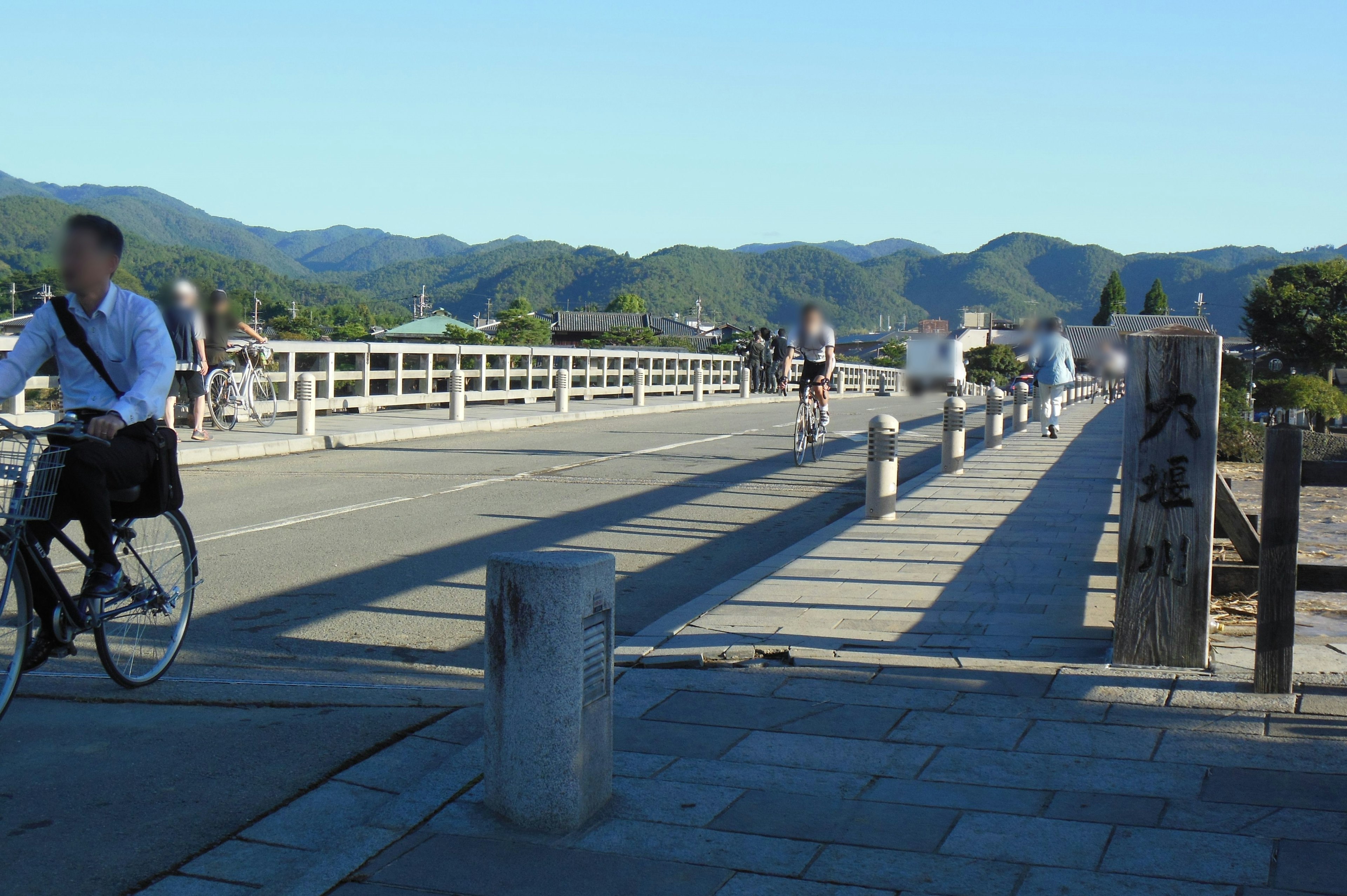 自転車に乗る男性と橋の風景が広がる風景