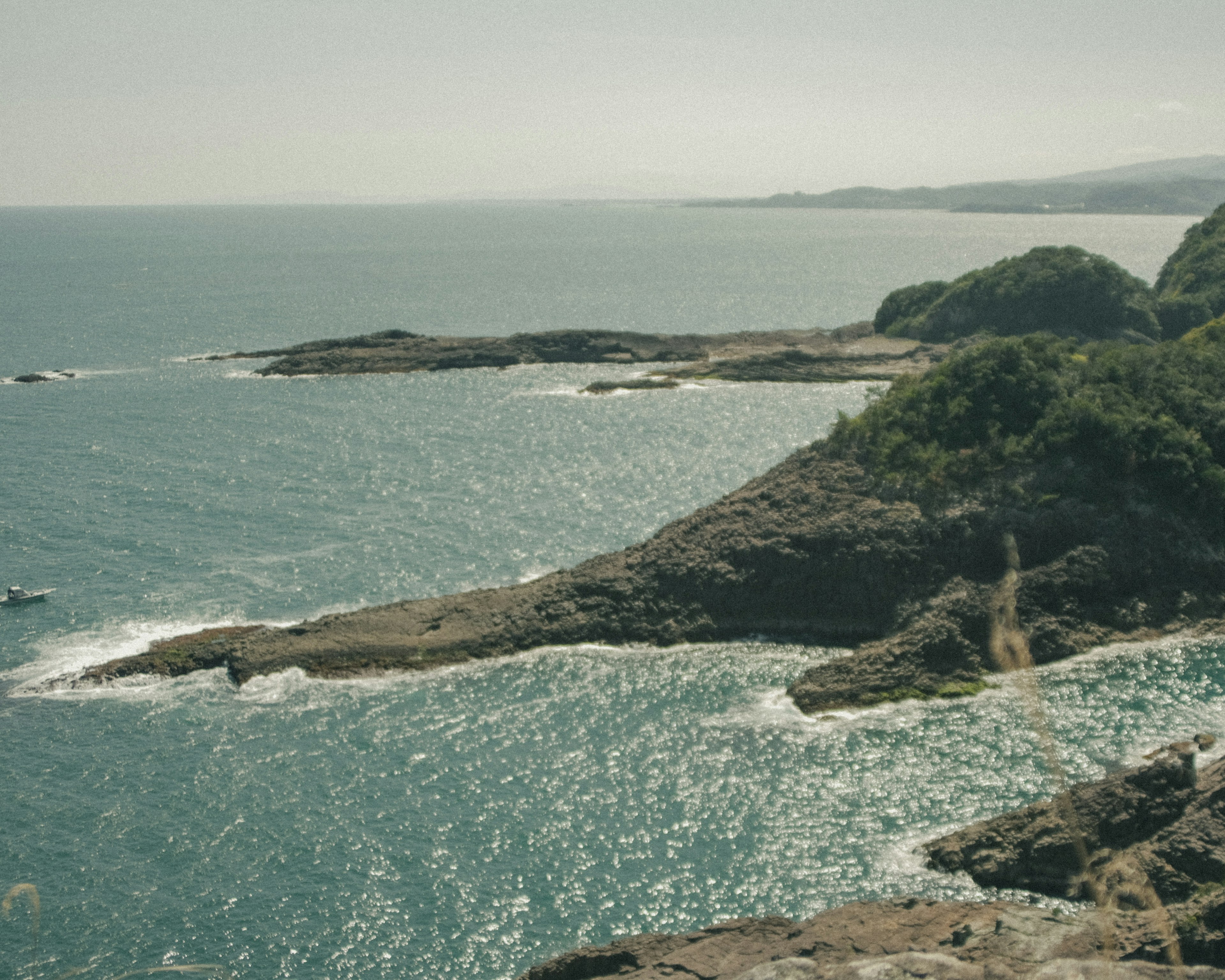 海岸線と岩場が広がる美しい海の風景