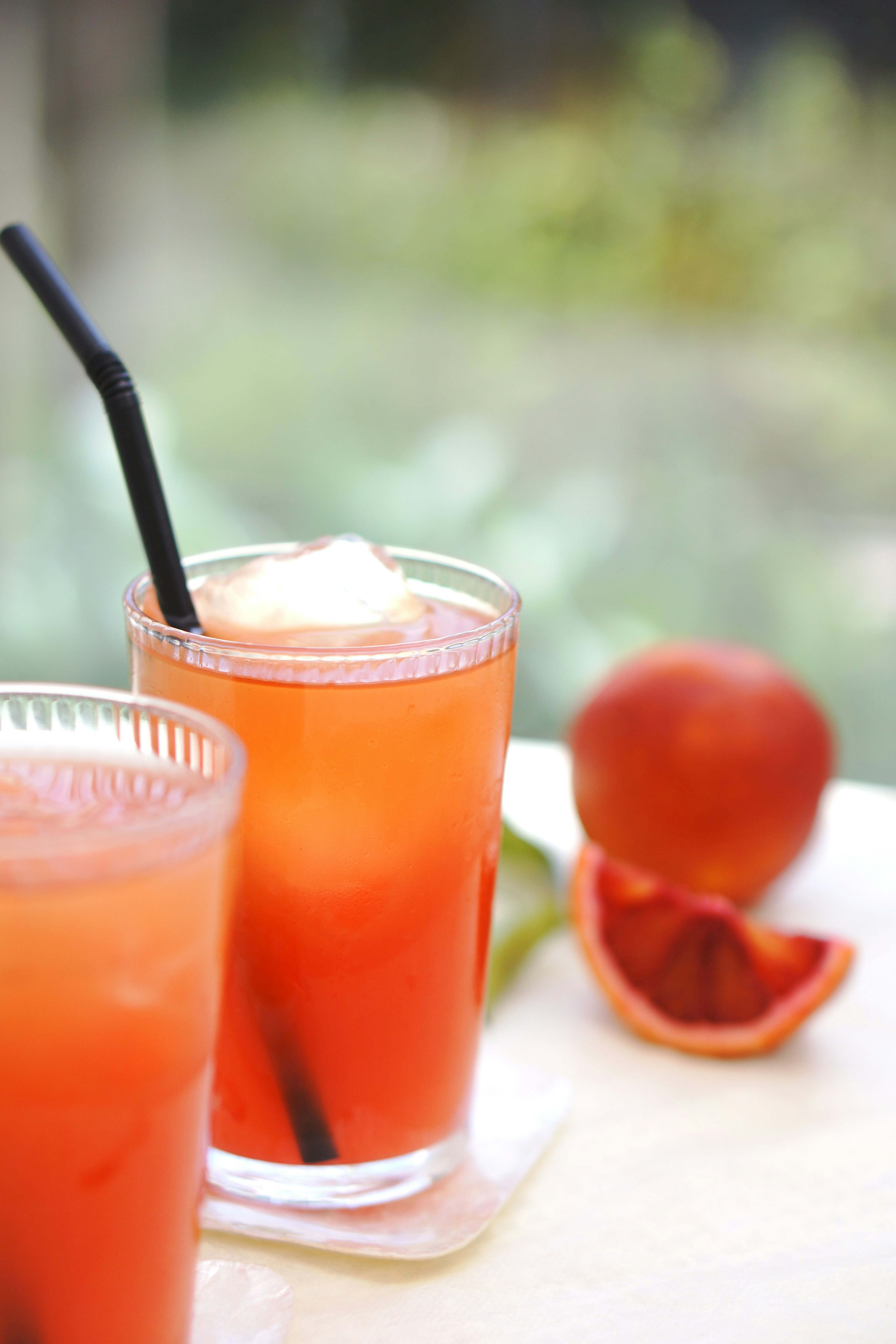 Image présentant une boisson orange vive dans un verre avec une tranche d'orange sanguine