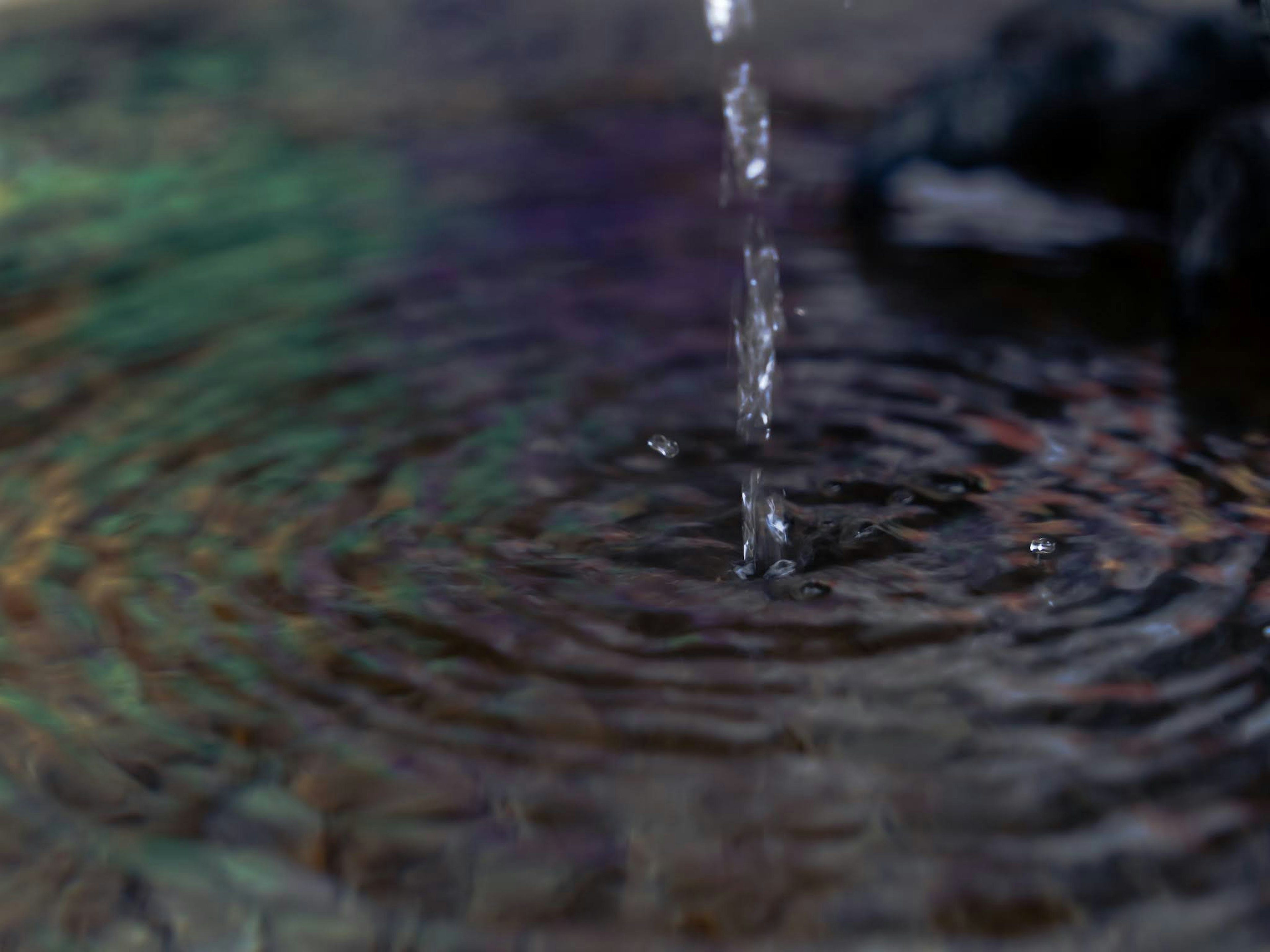 水流形成涟漪的美丽自然场景