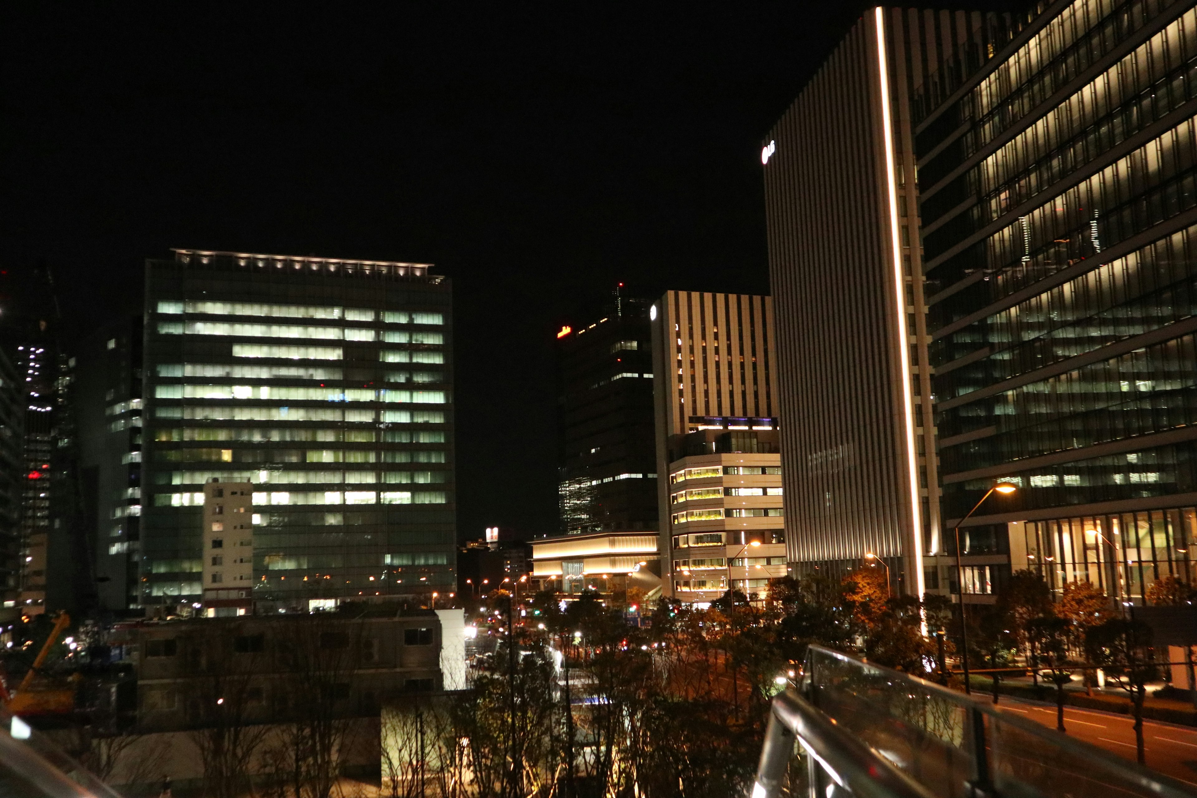 Paysage urbain nocturne avec des gratte-ciels et des rues illuminées