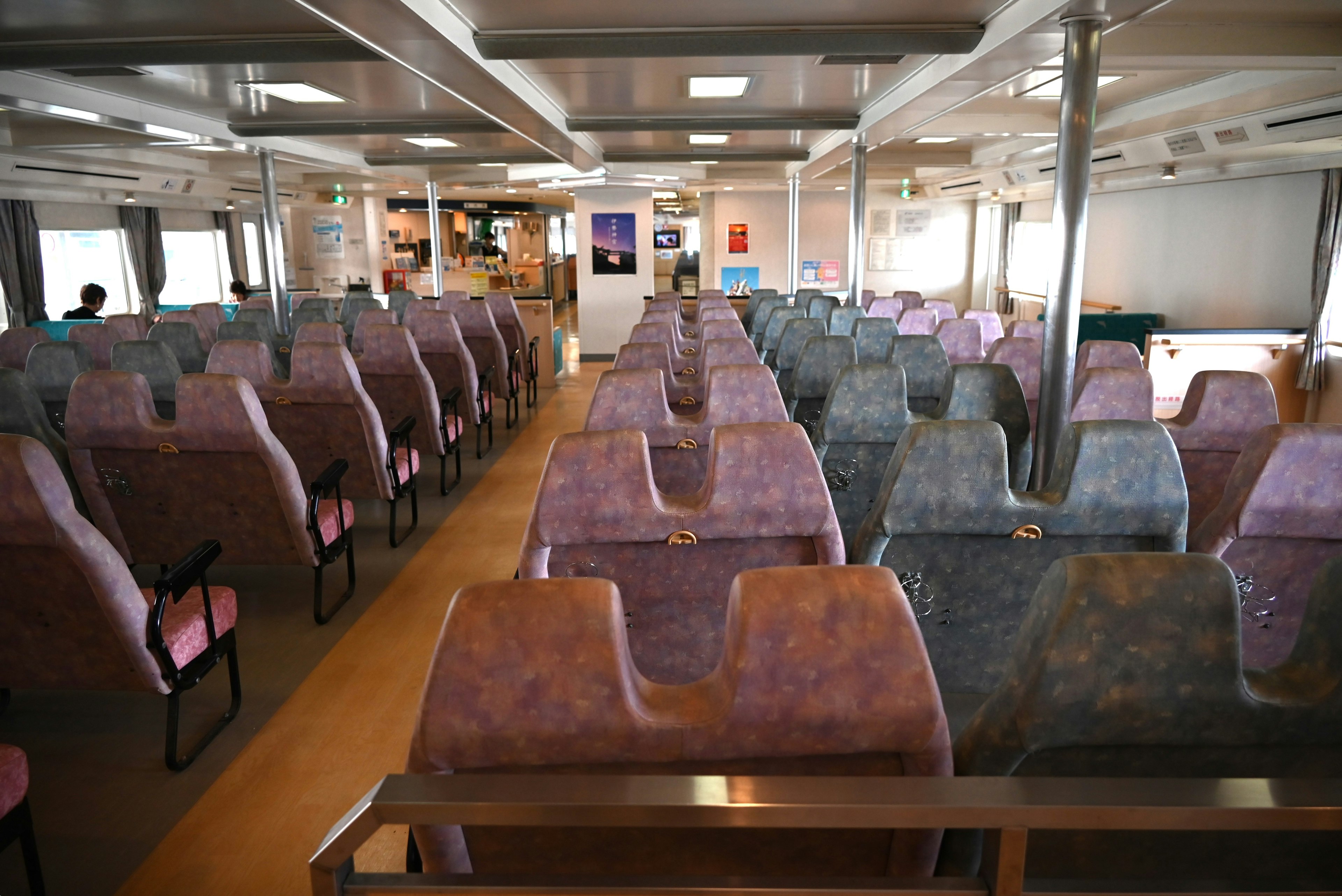 Vue intérieure d'un ferry avec des sièges organisés