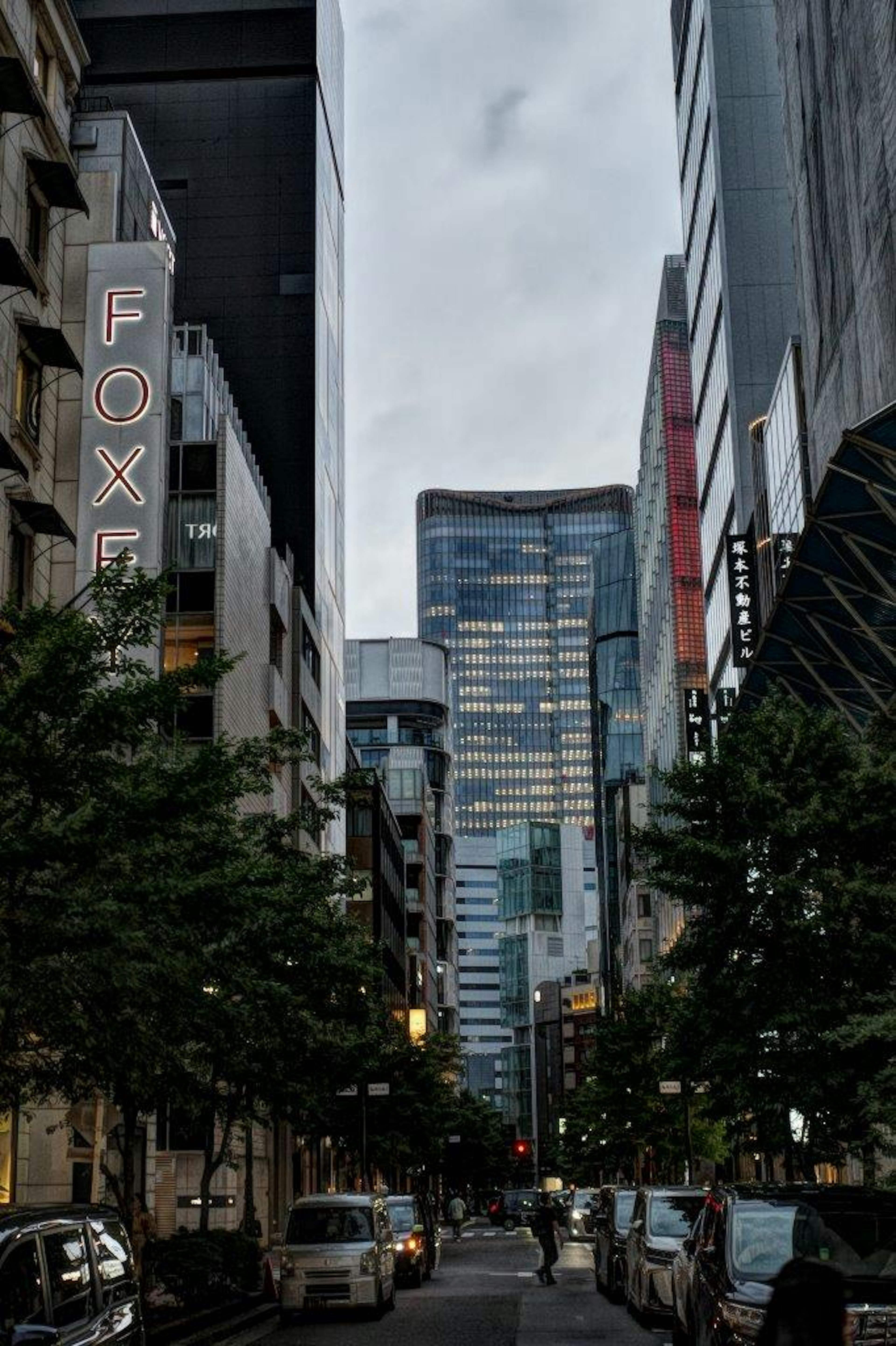 高層ビルが立ち並ぶ都市の風景に、フォックスの看板が目立つ通り