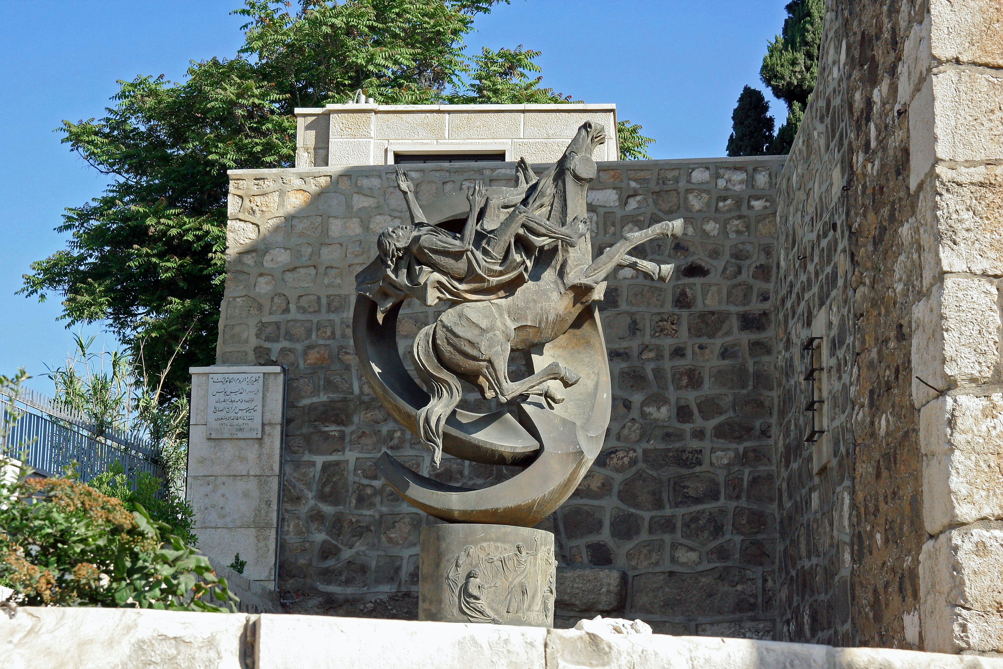 Scultura in pietra che rappresenta un guerriero a cavallo