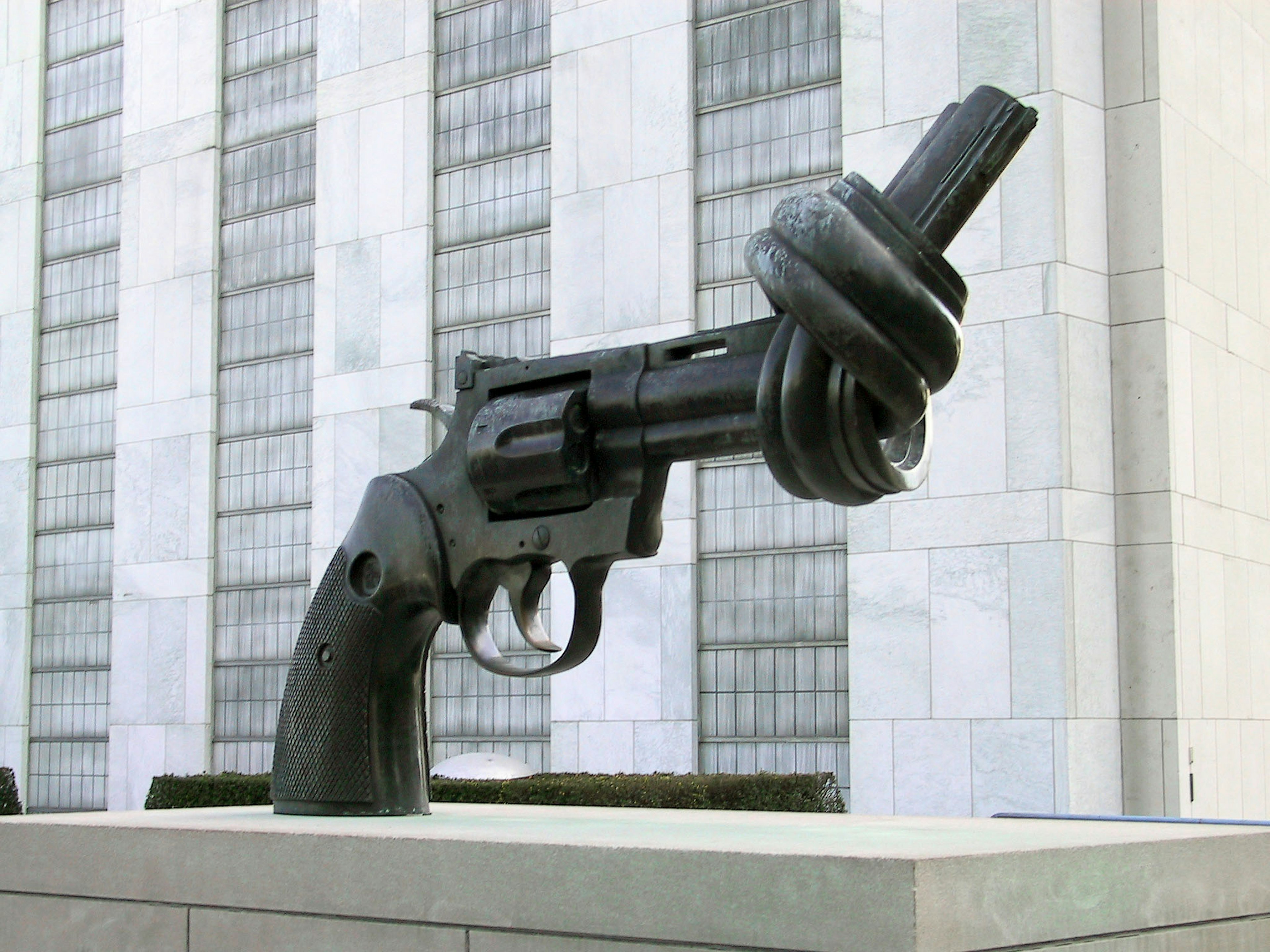 Skulptur eines Revolvers mit geknotetem Lauf vor dem Hauptquartier der Vereinten Nationen