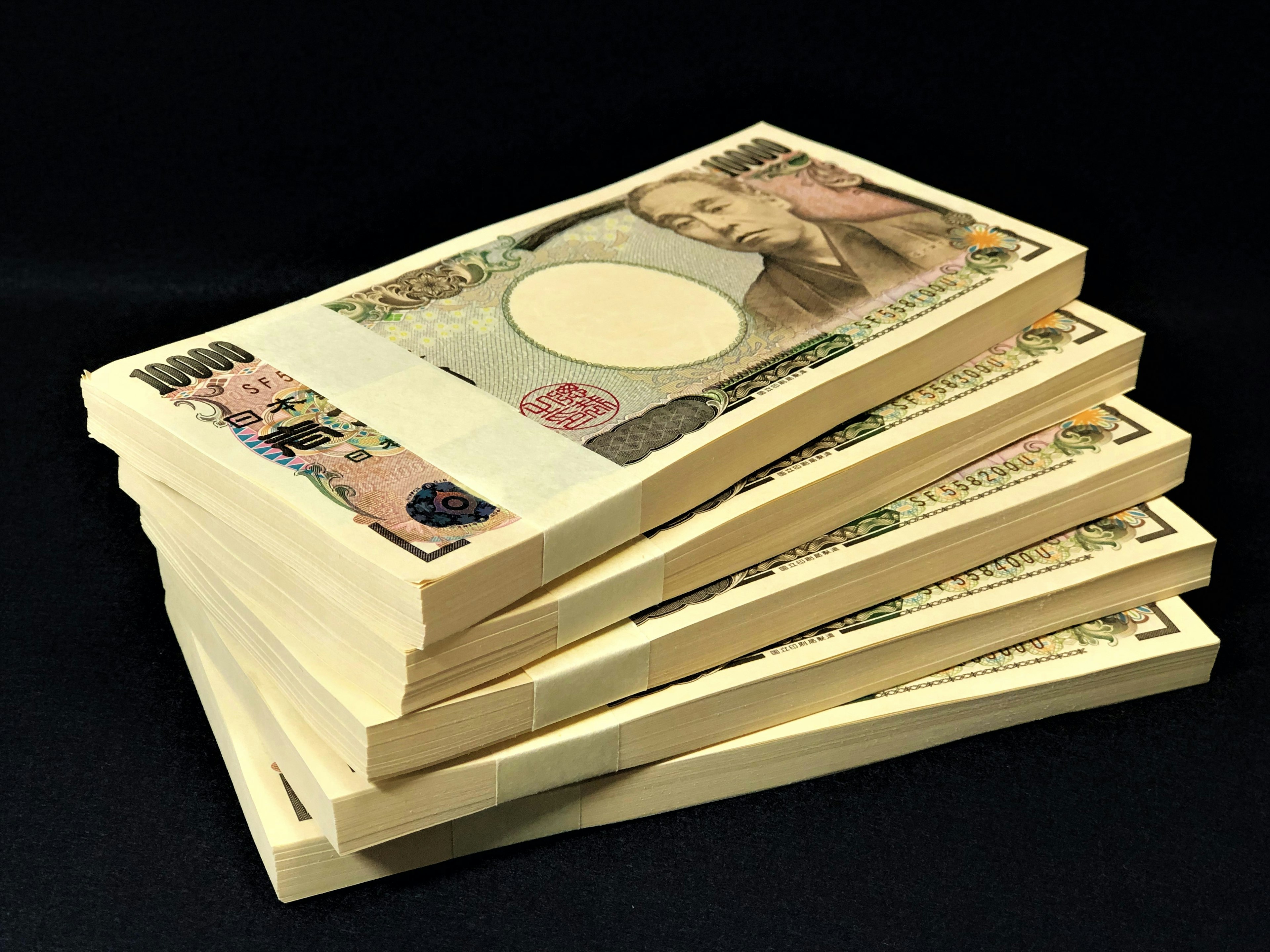 Pile de billets de mille yens japonais sur un fond noir