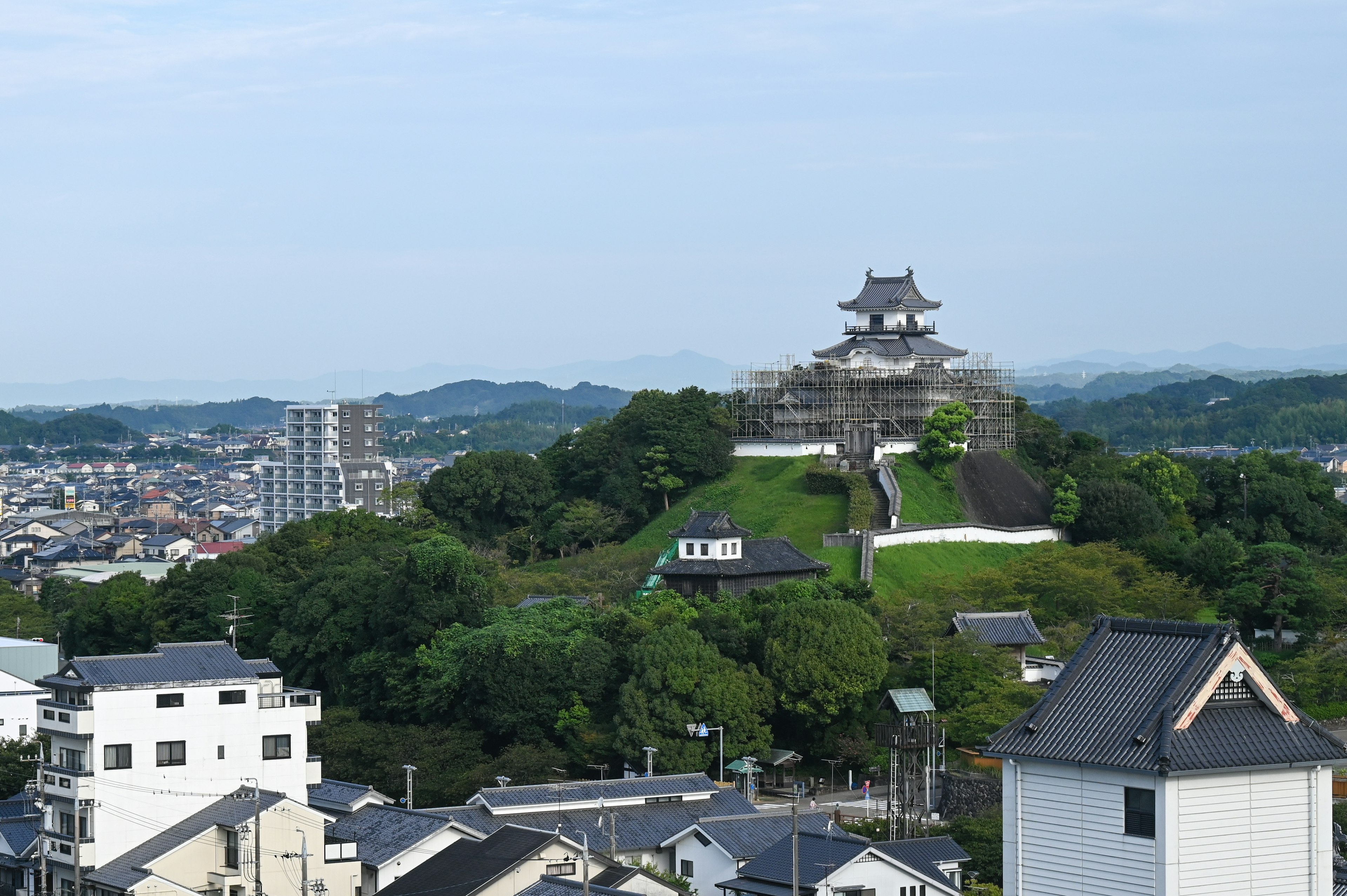 Vista escénica de un castillo japonés en una colina verde