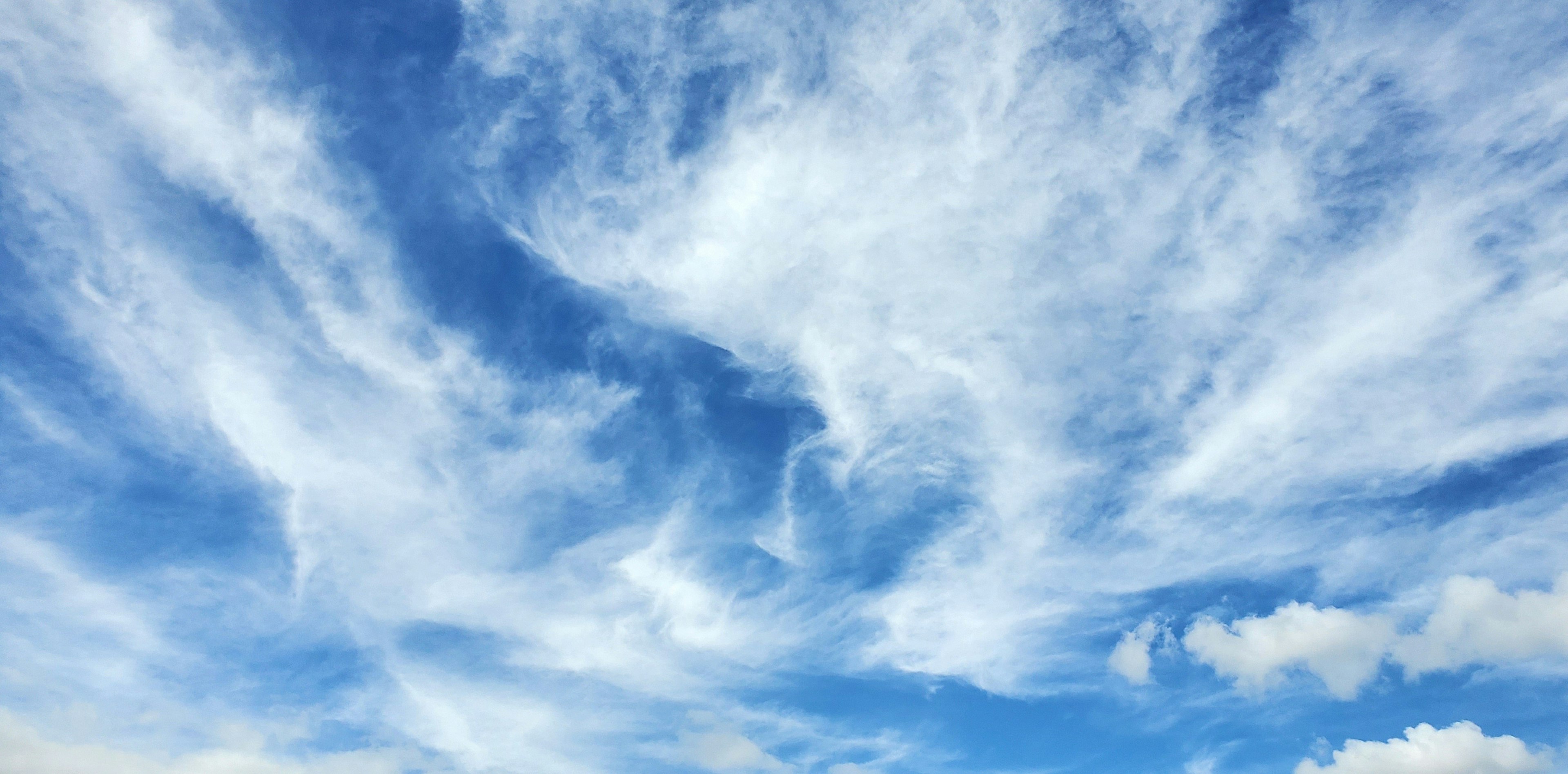 Beaux motifs de nuages blancs dans un ciel bleu