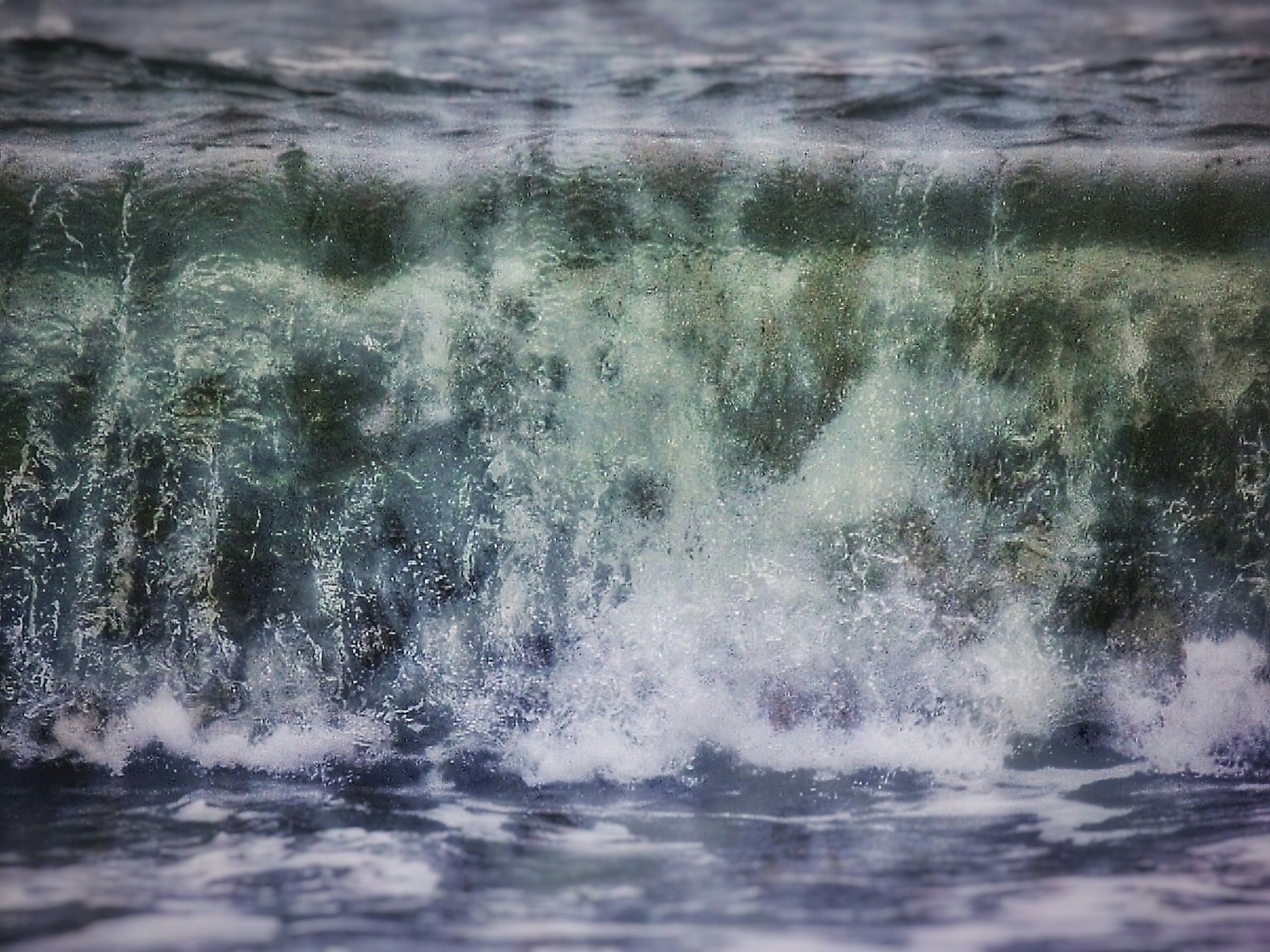 Scène magnifique de vagues océaniques se brisant à la surface