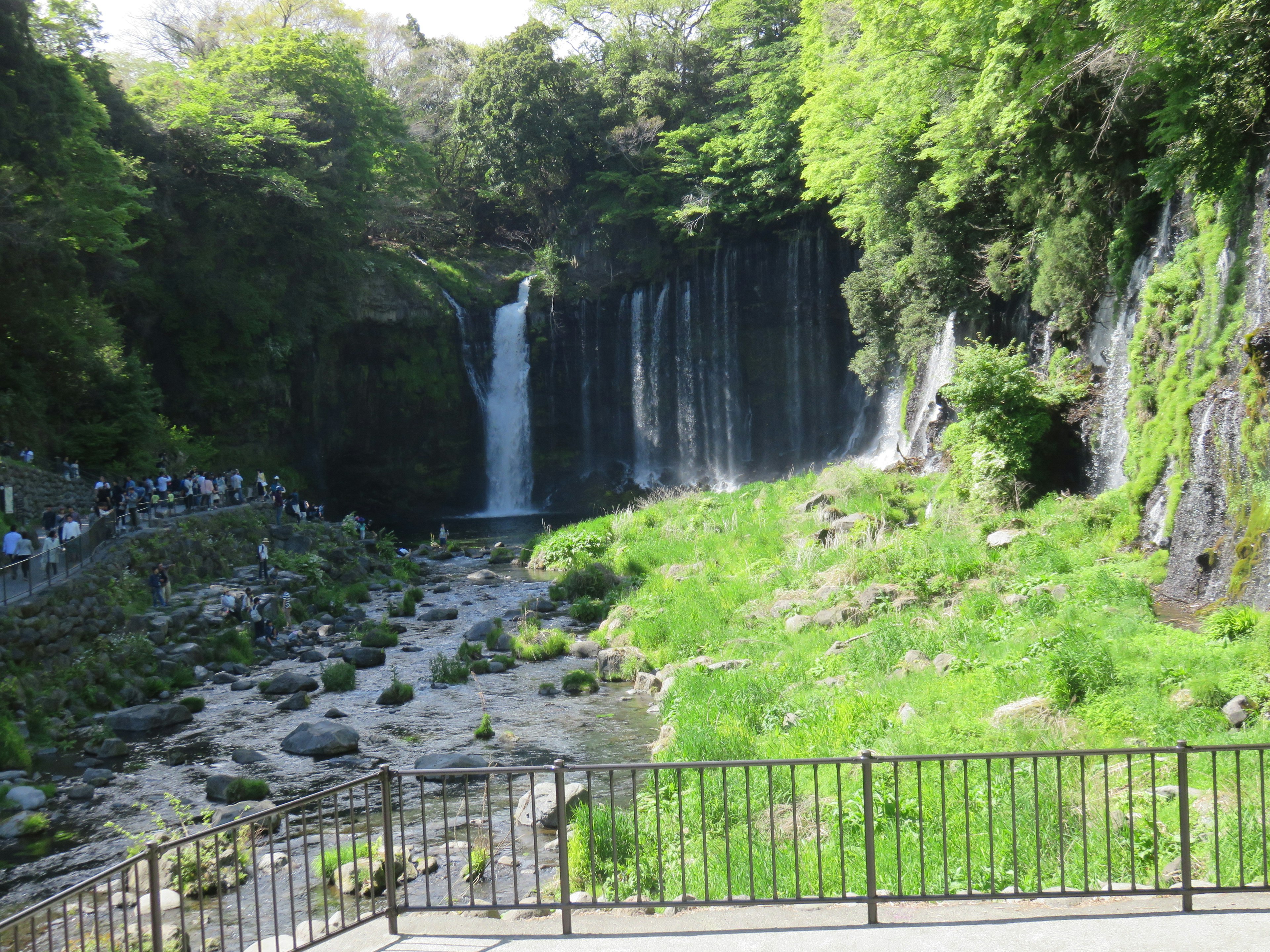 滝と緑豊かな風景の美しい景観