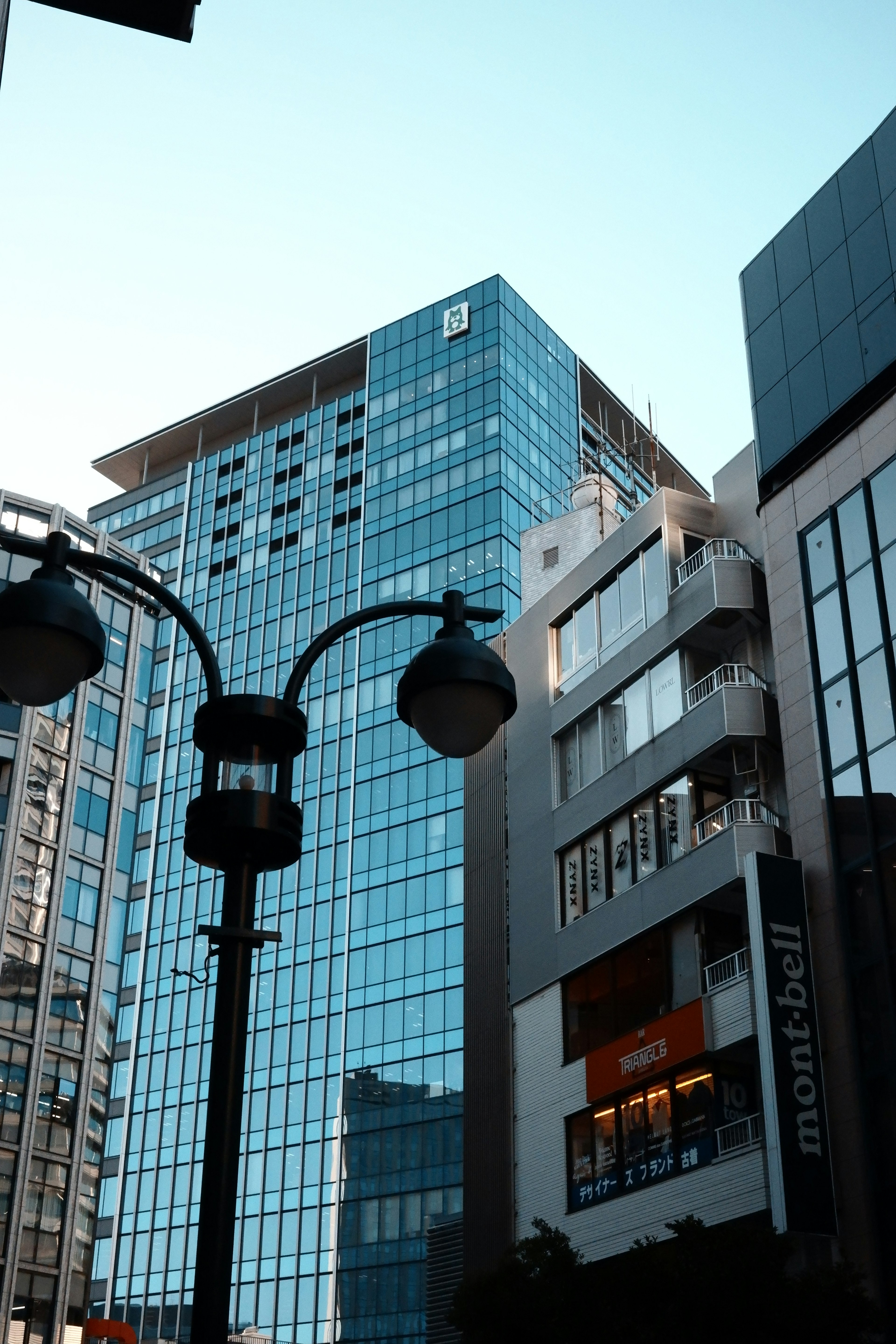 Paysage urbain avec des gratte-ciel et des façades en verre