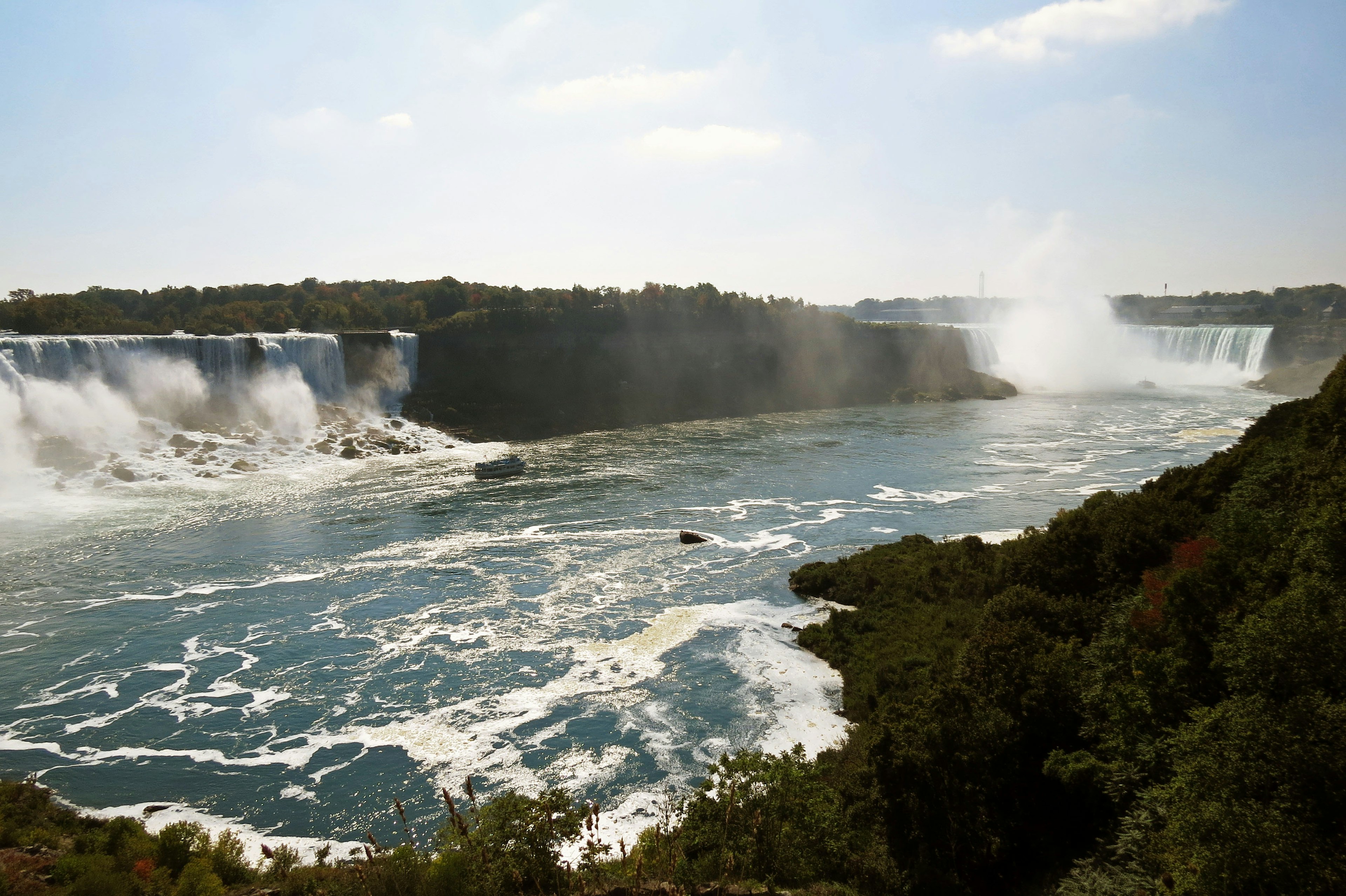 Vista maestosa delle cascate dell'Iguazù con fiume e vegetazione lussureggiante