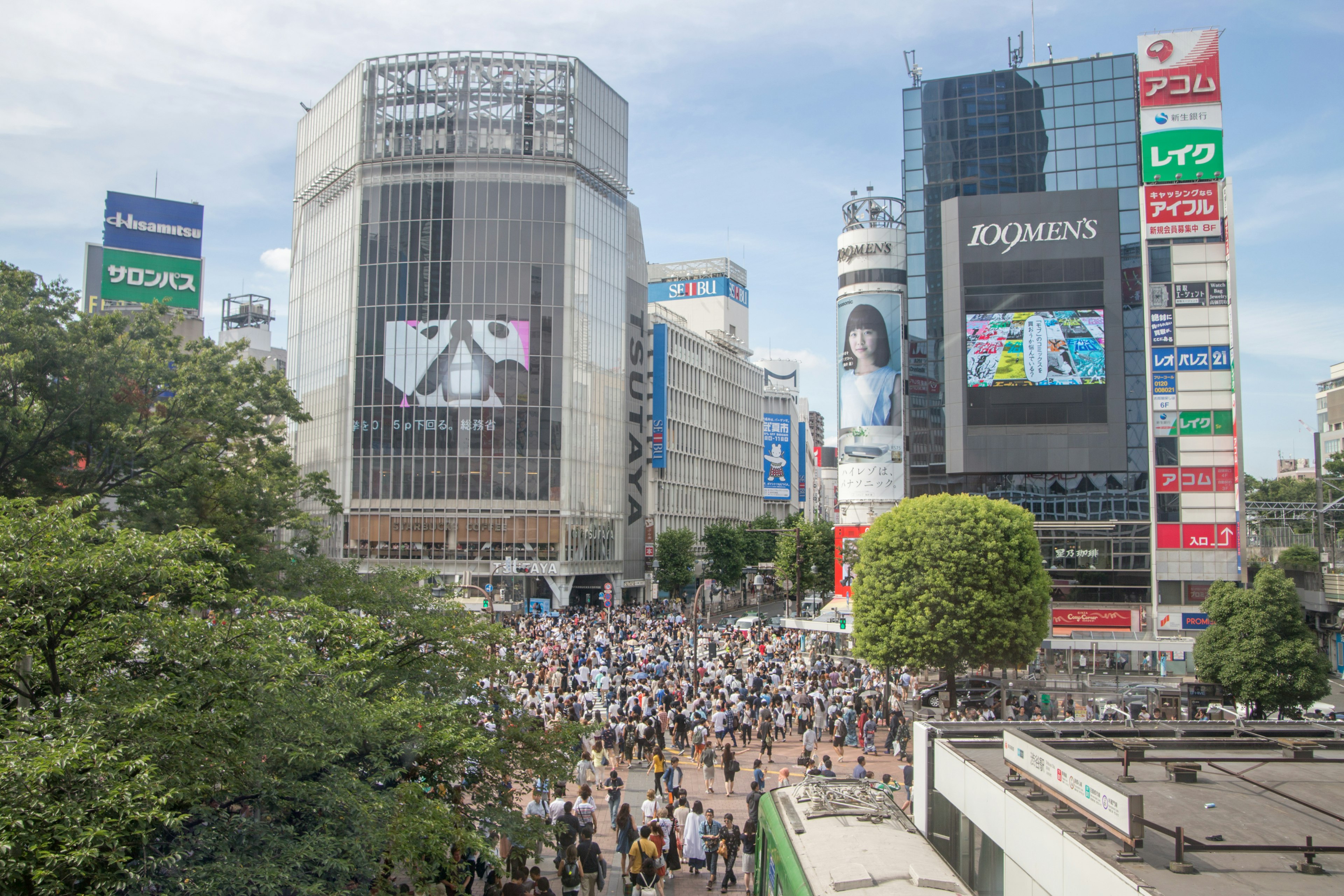 熙熙攘攘的涩谷十字路口人潮