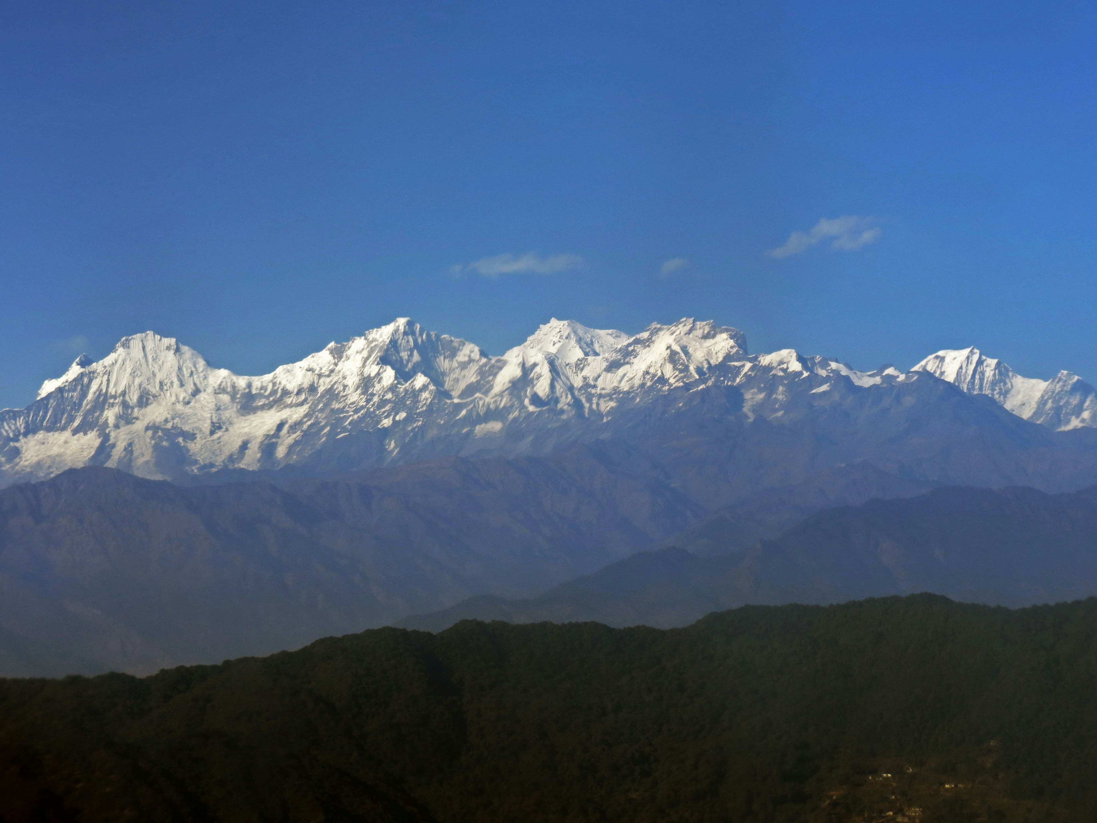 Montagnes enneigées sous un ciel bleu clair