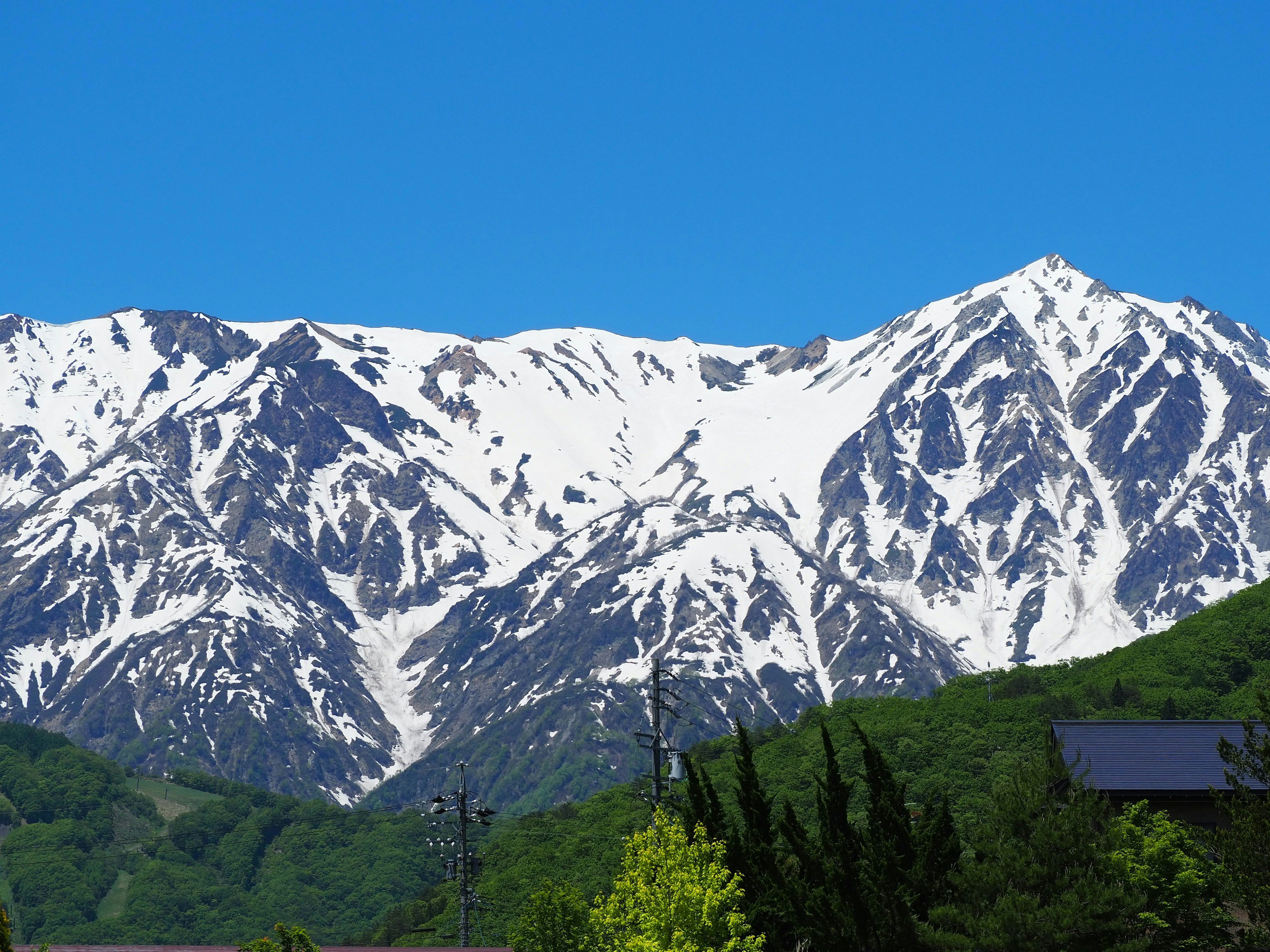 Montañas cubiertas de nieve bajo un cielo azul claro