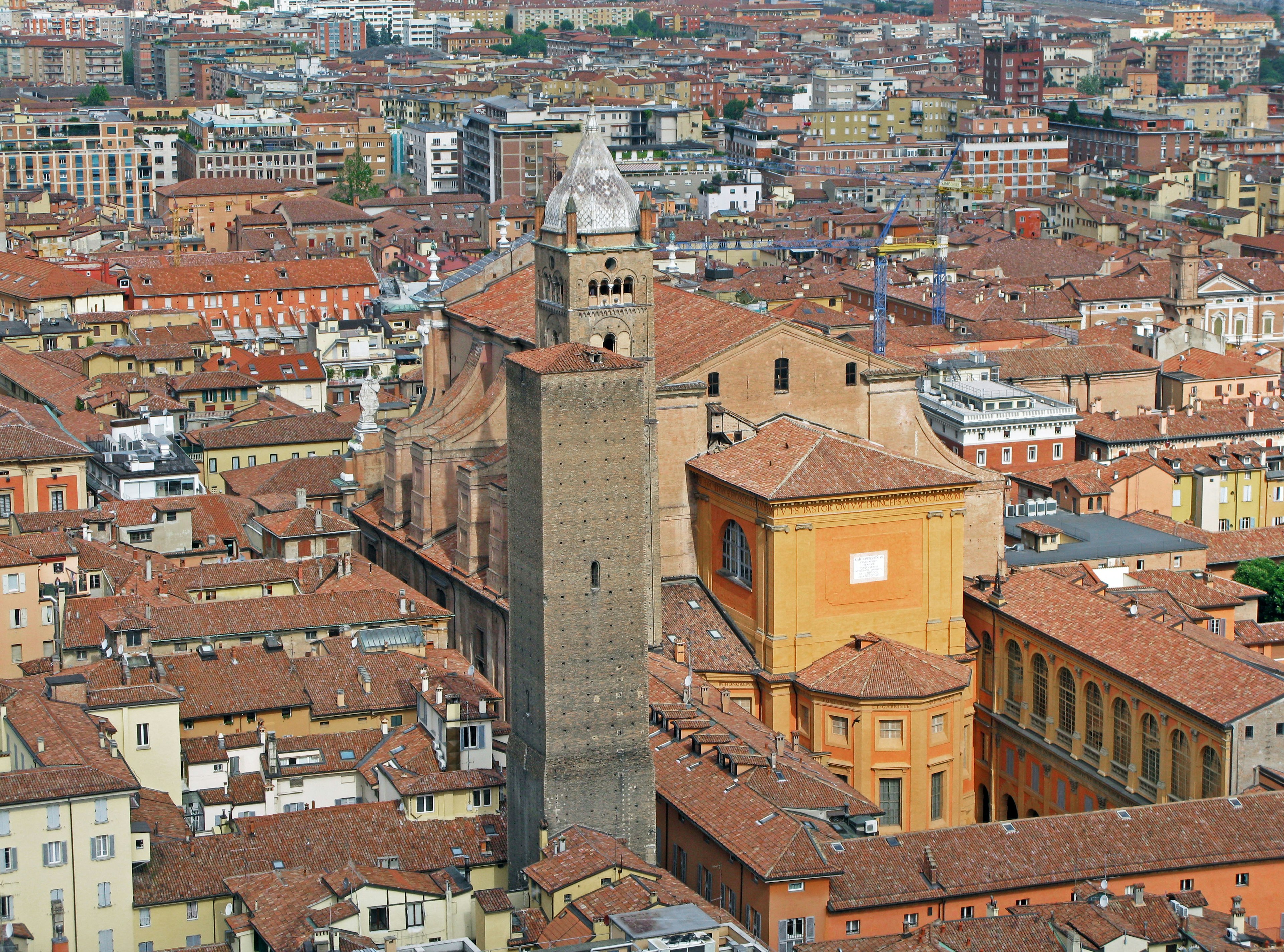 Vista panorámica de Bolonia con edificios históricos y techos rojos