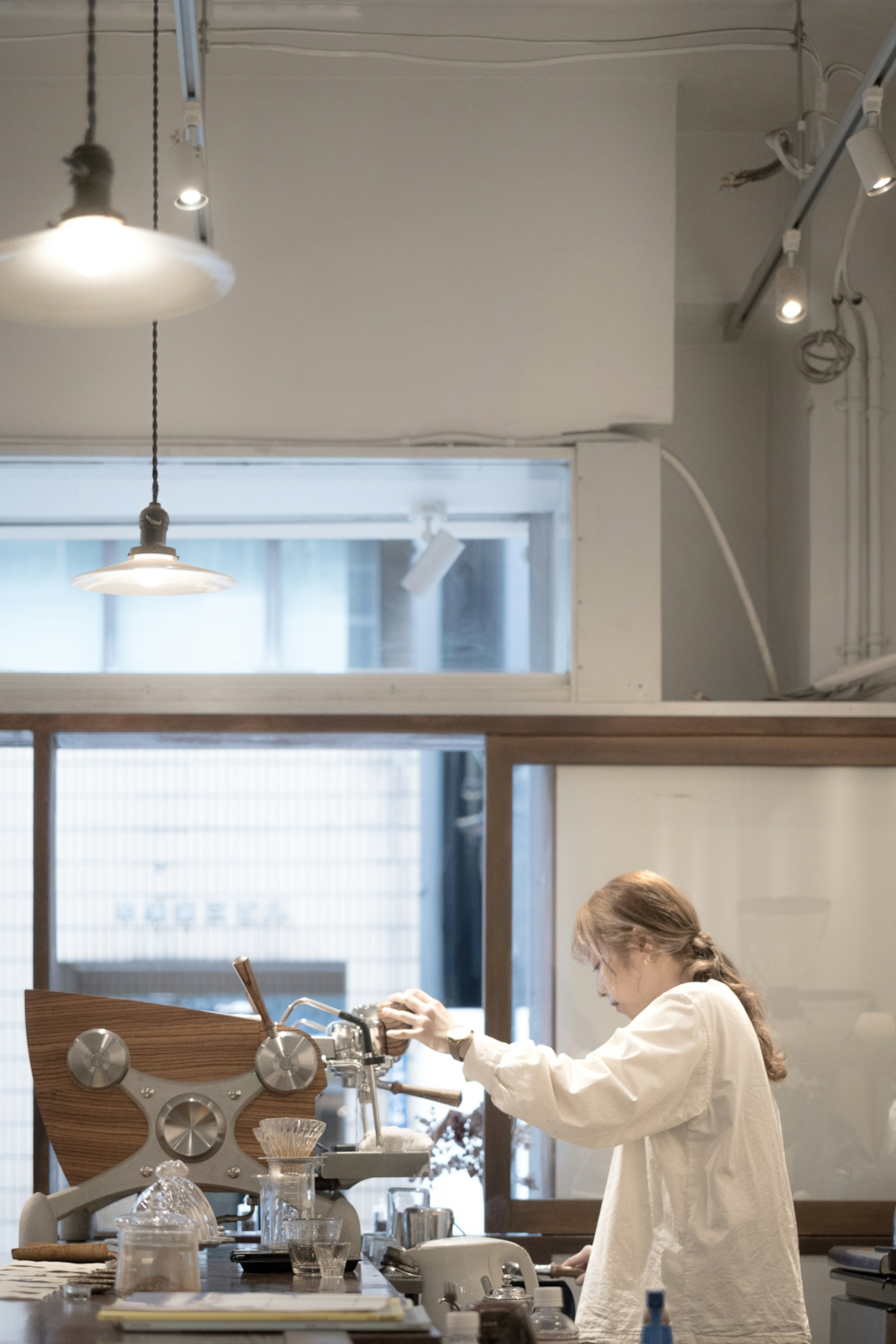 Eine Barista bereitet Espresso in einem modernen Café zu