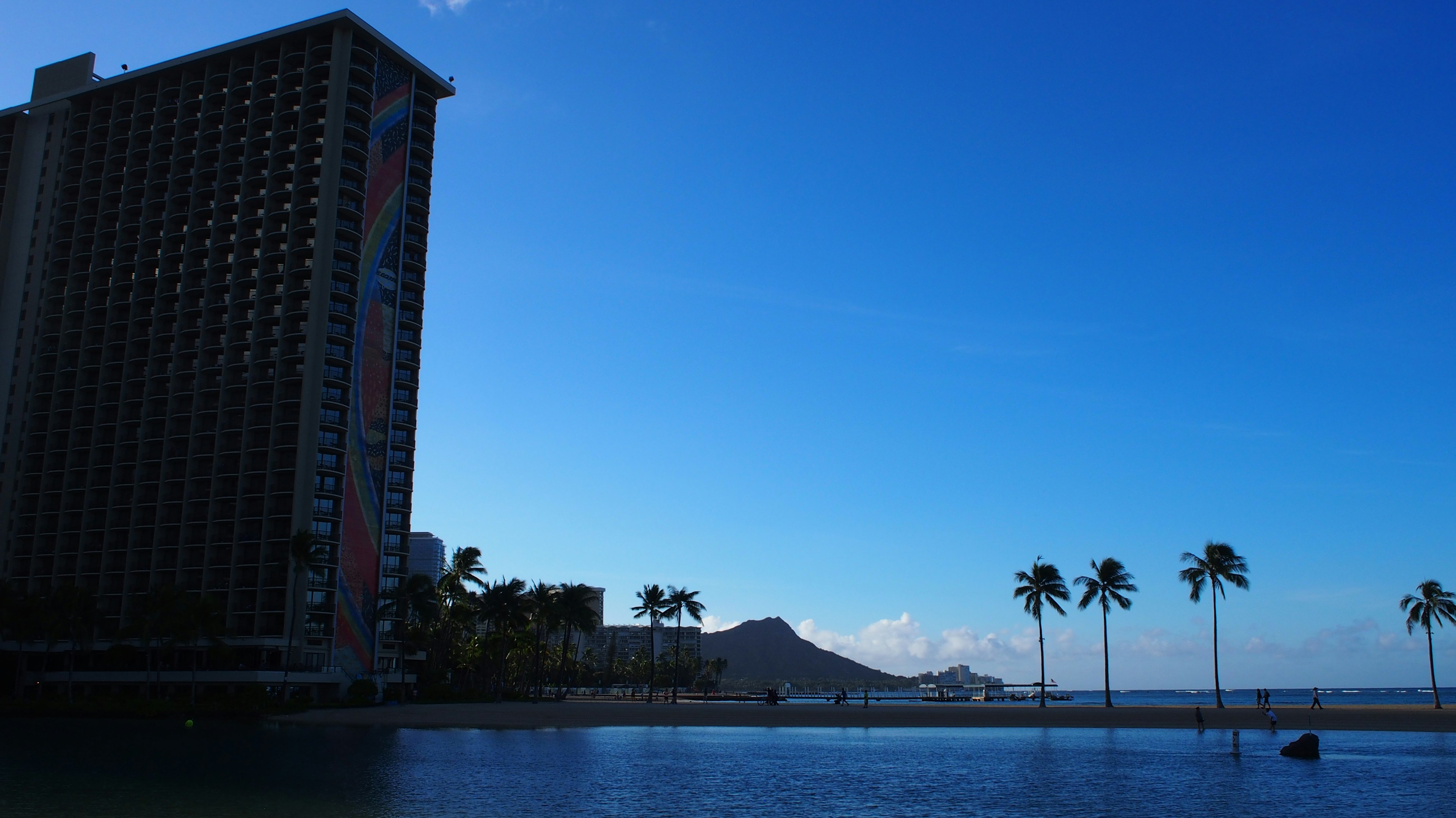 Eine malerische Ansicht eines Hochhauses vor einem klaren blauen Himmel in Hawaii