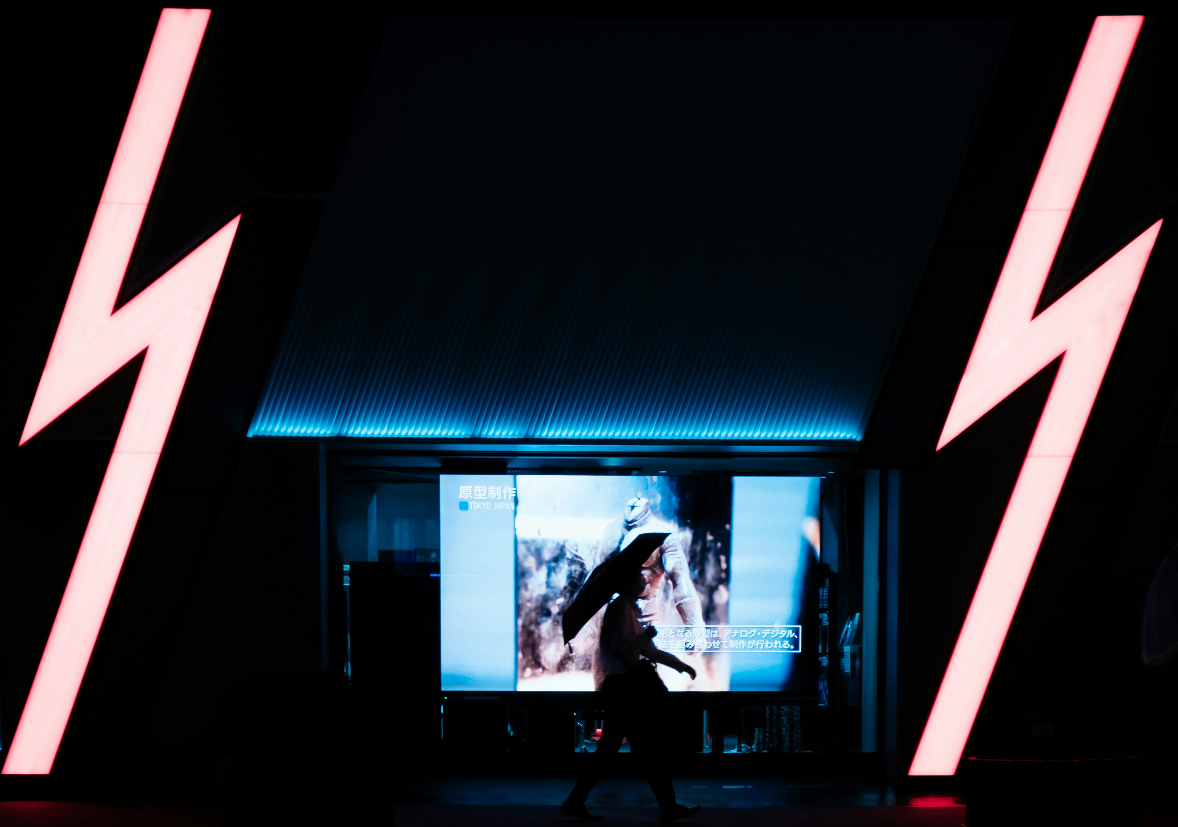 Scena davanti a un palco con illuminazione blu e decorazioni a forma di fulmine rosa