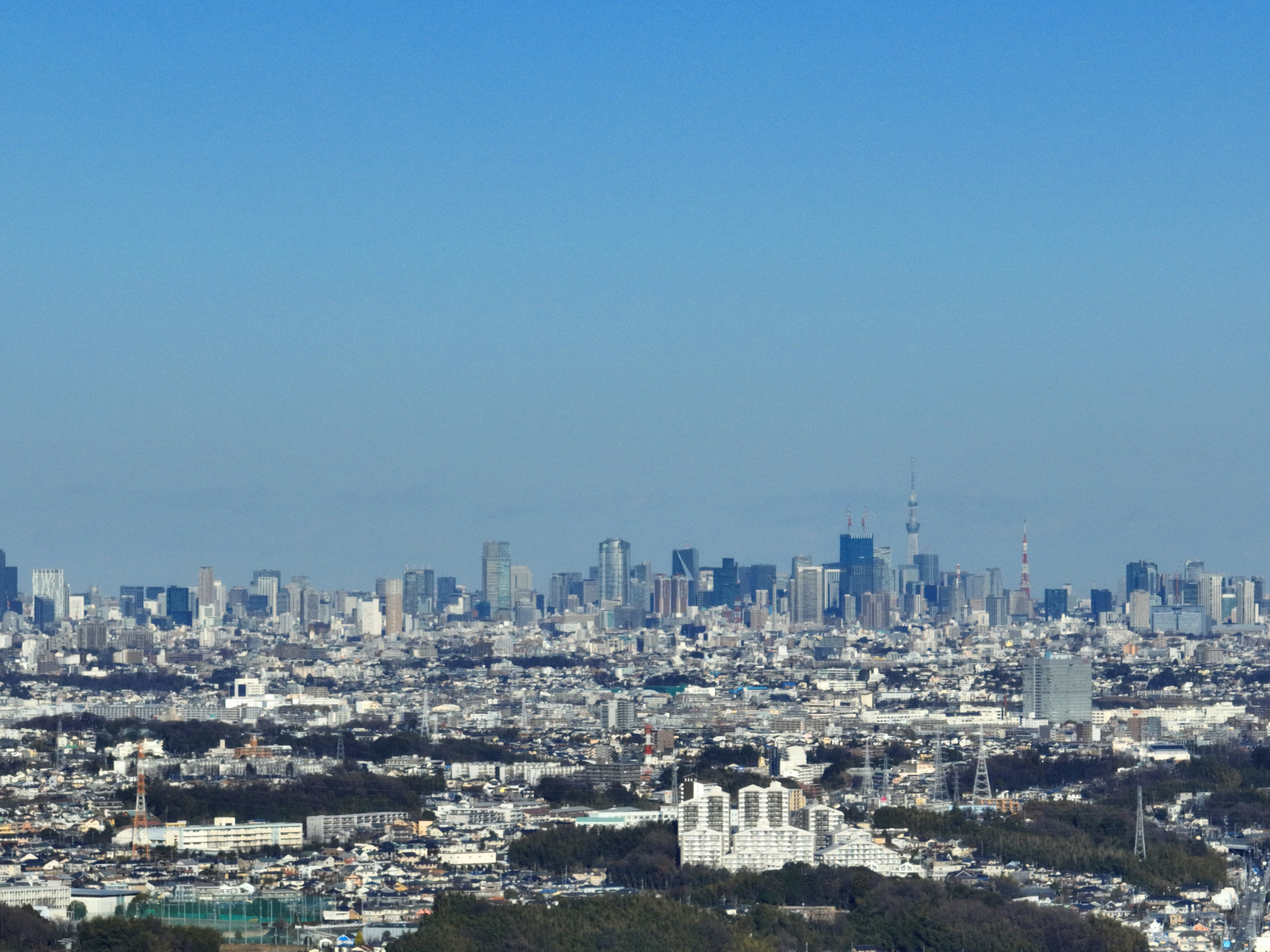 東京の都市風景と青い空の広がり