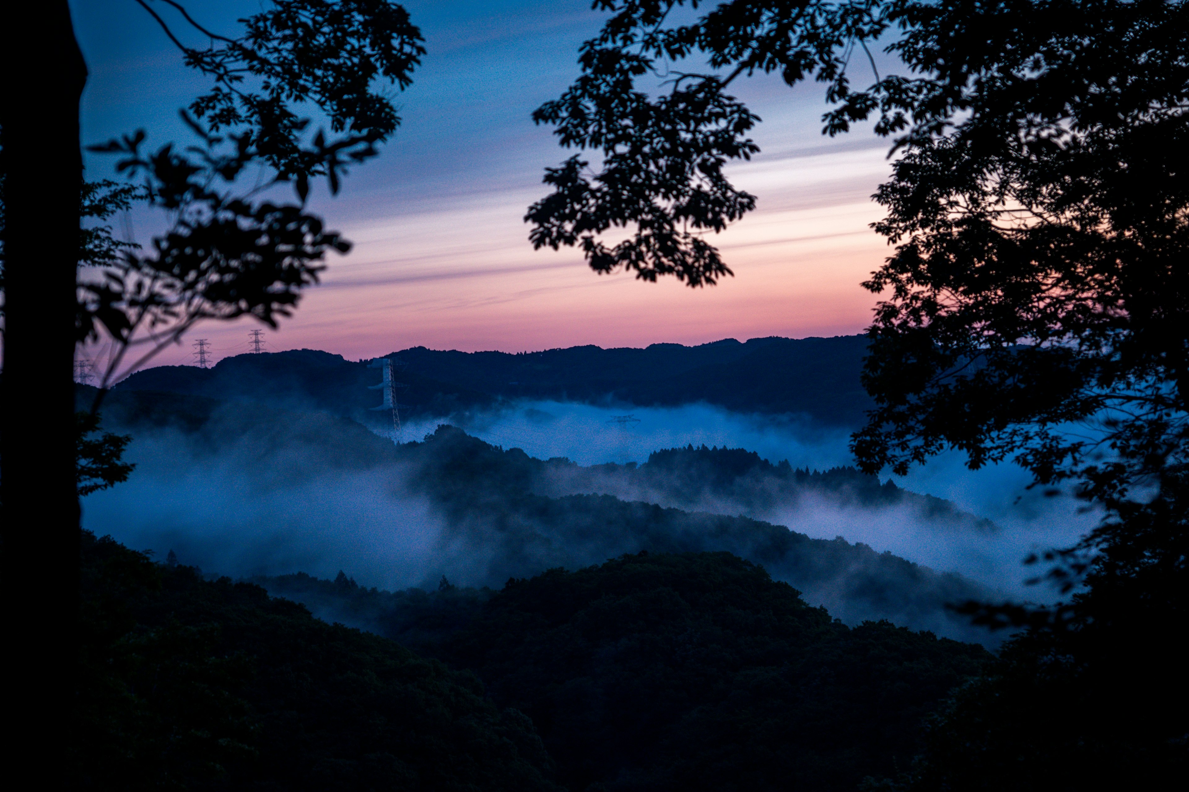 山々と霧に包まれた風景の美しい夕暮れ