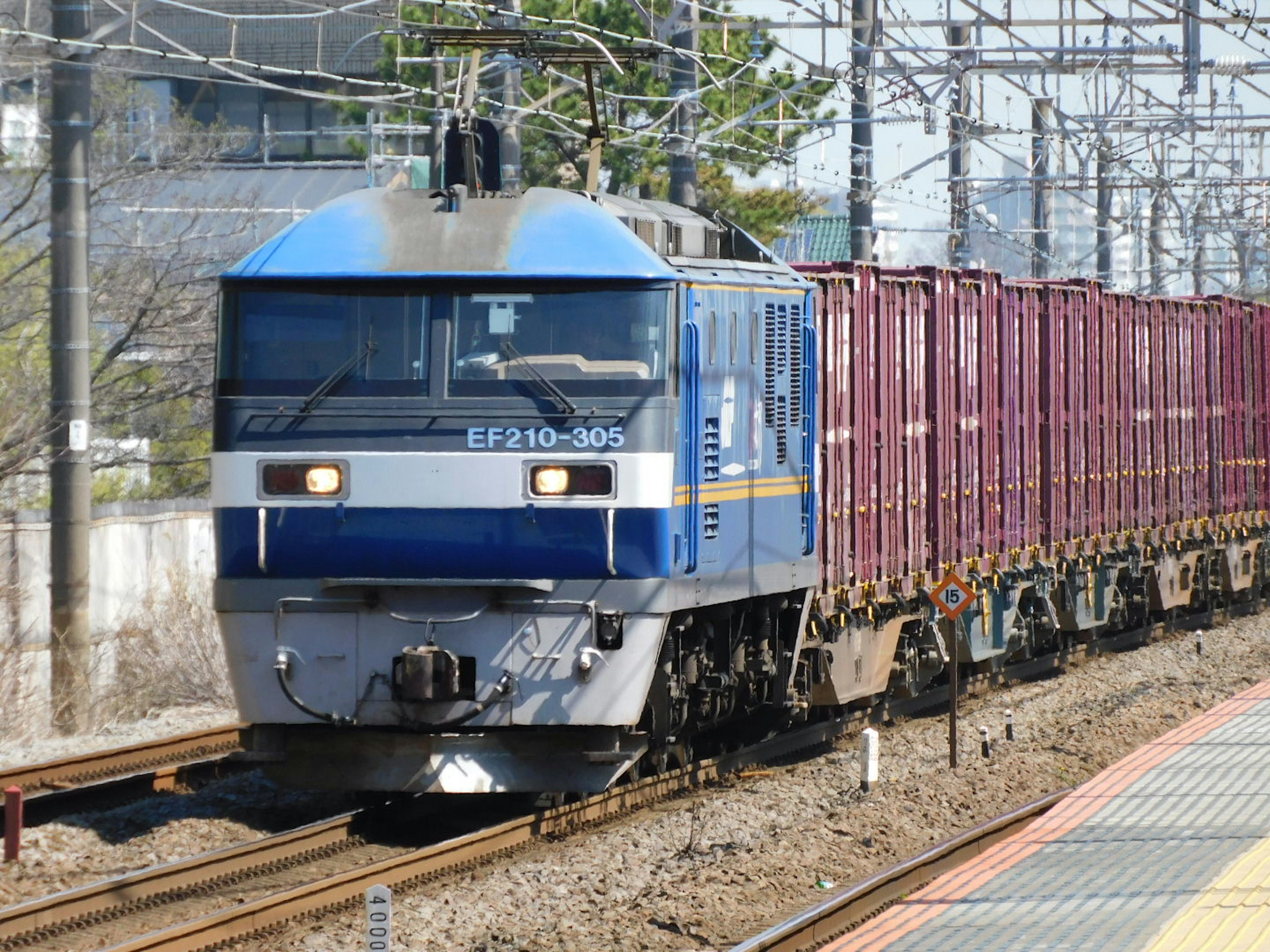 Blaue Lokomotive zieht einen Güterzug auf den Gleisen