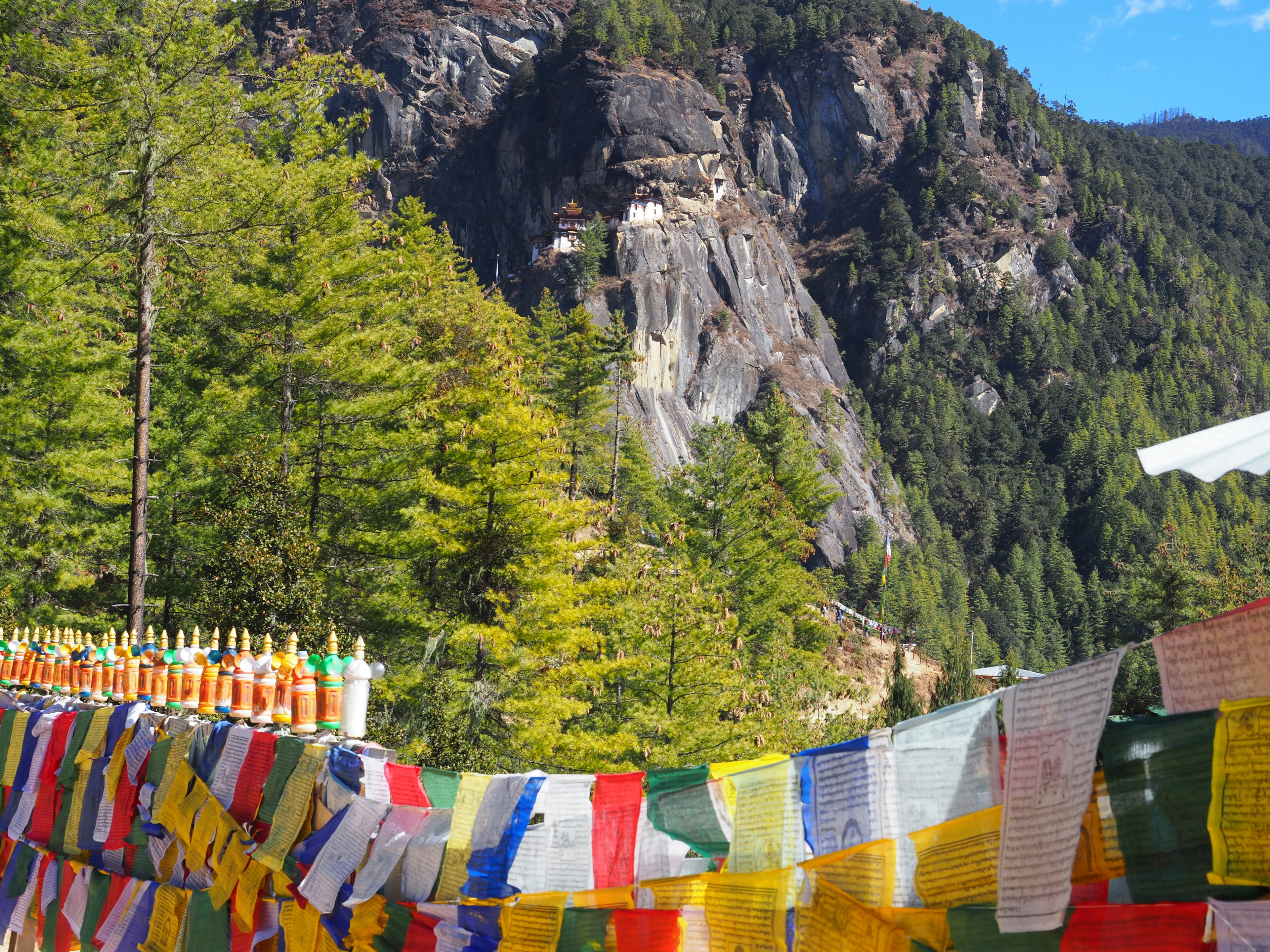 Banderas de oración coloridas ondeando en un hermoso paisaje montañoso