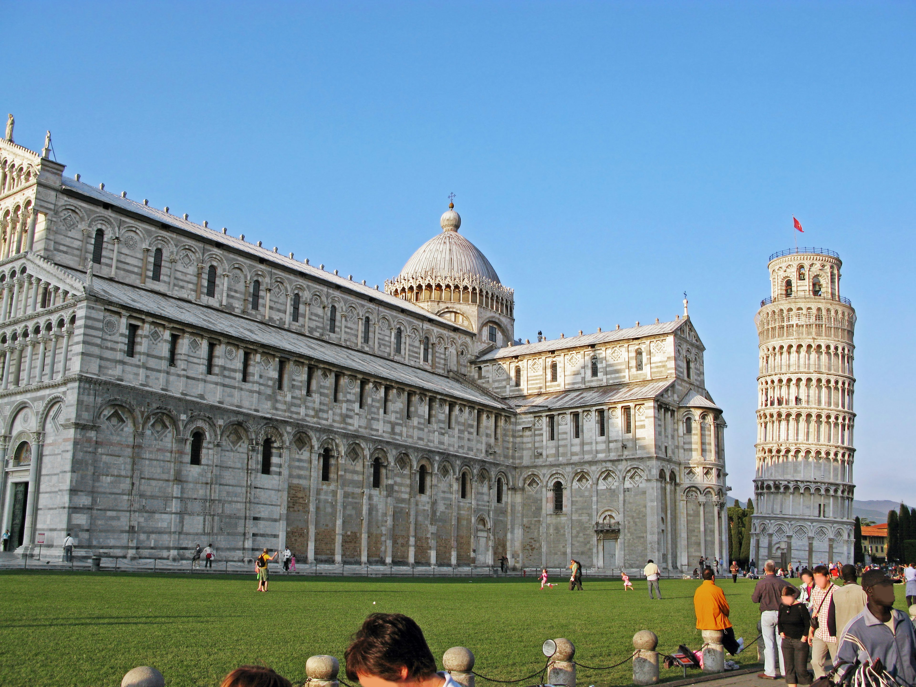 Vista de la Torre de Pisa y edificios adyacentes