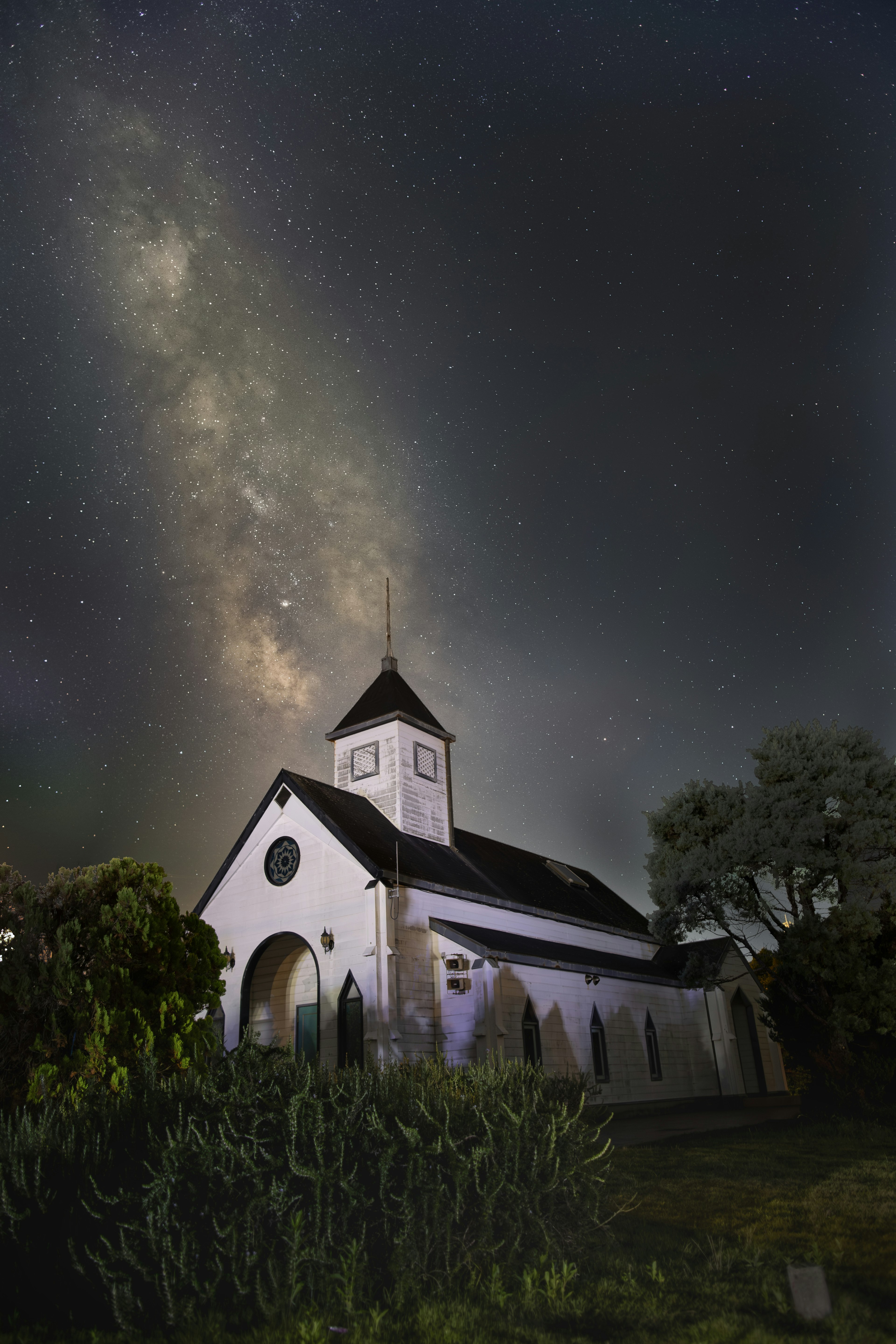 星空の下に立つ白い教会の美しい風景