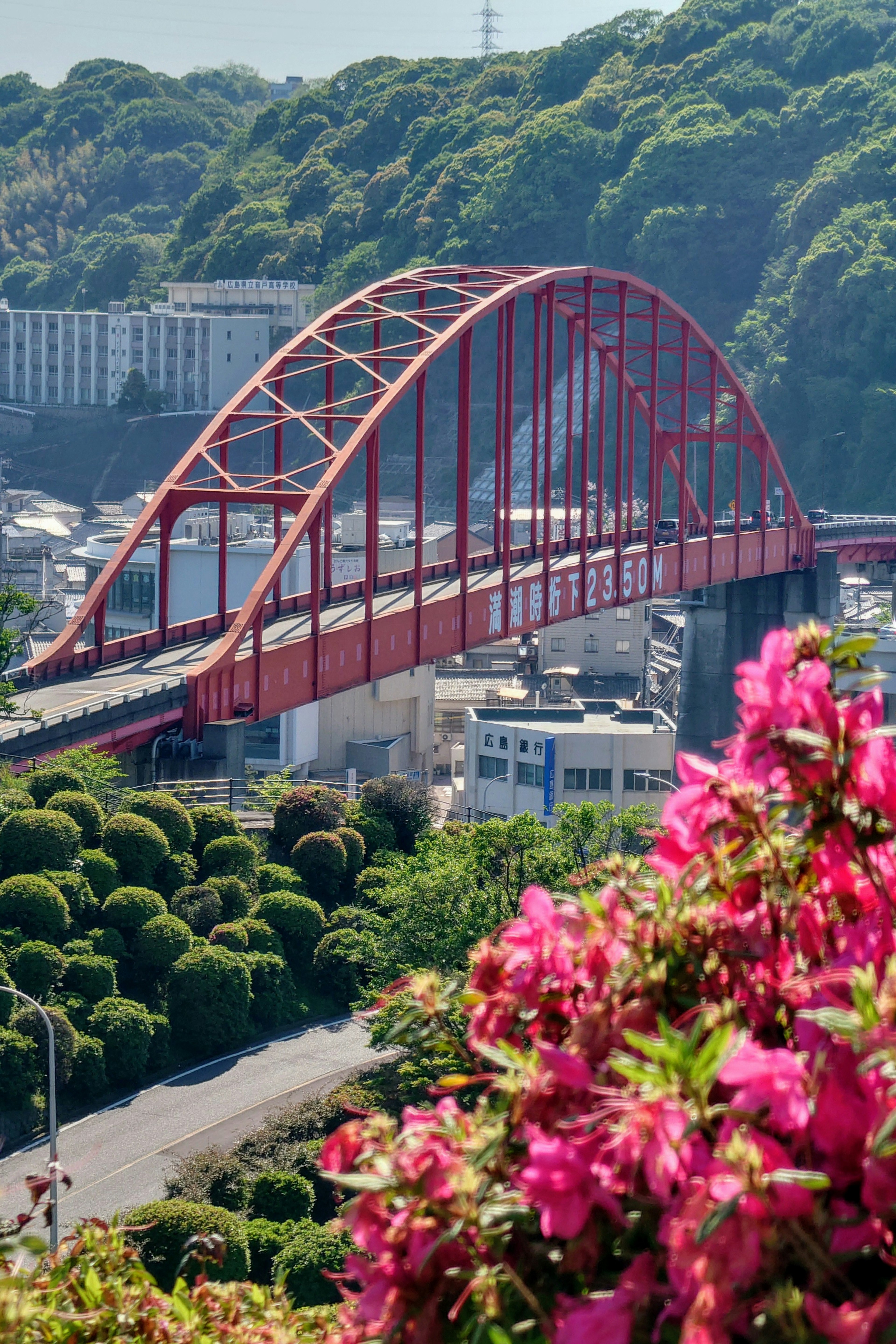 Pont en arc rouge entouré de verdure luxuriante