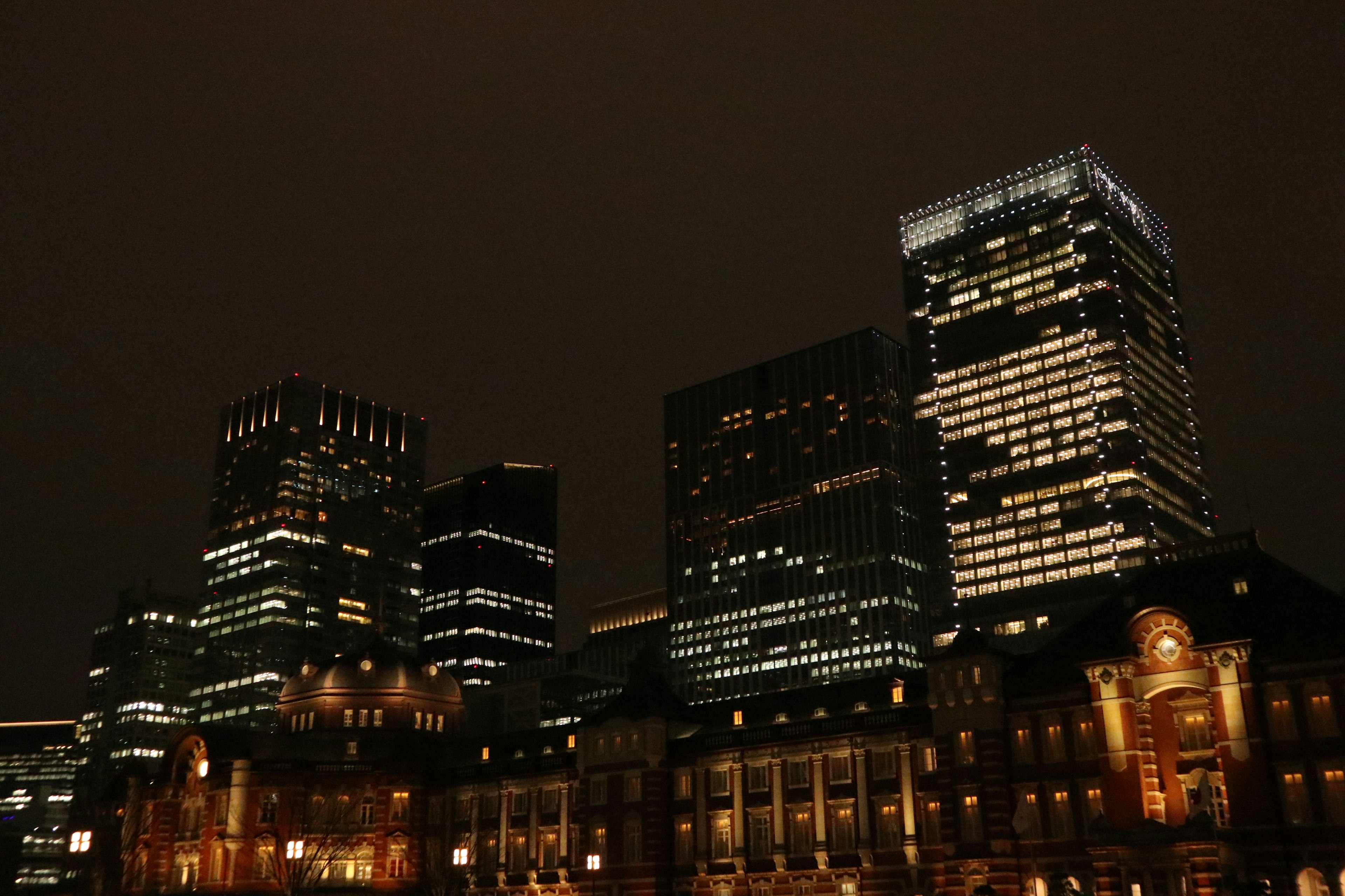 Vista notturna della stazione di Tokyo con grattacieli