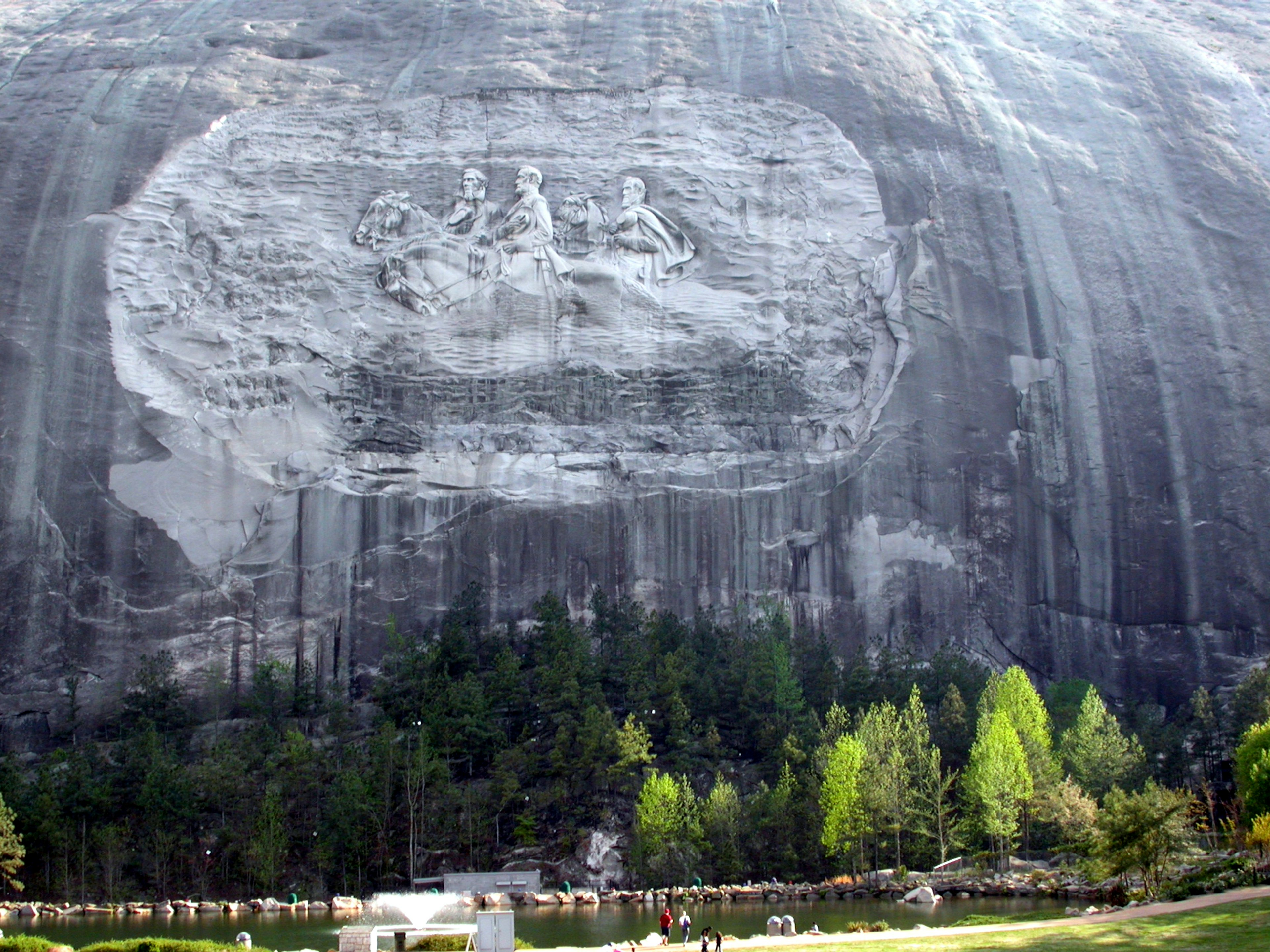 Escultura de Stone Mountain con vegetación exuberante