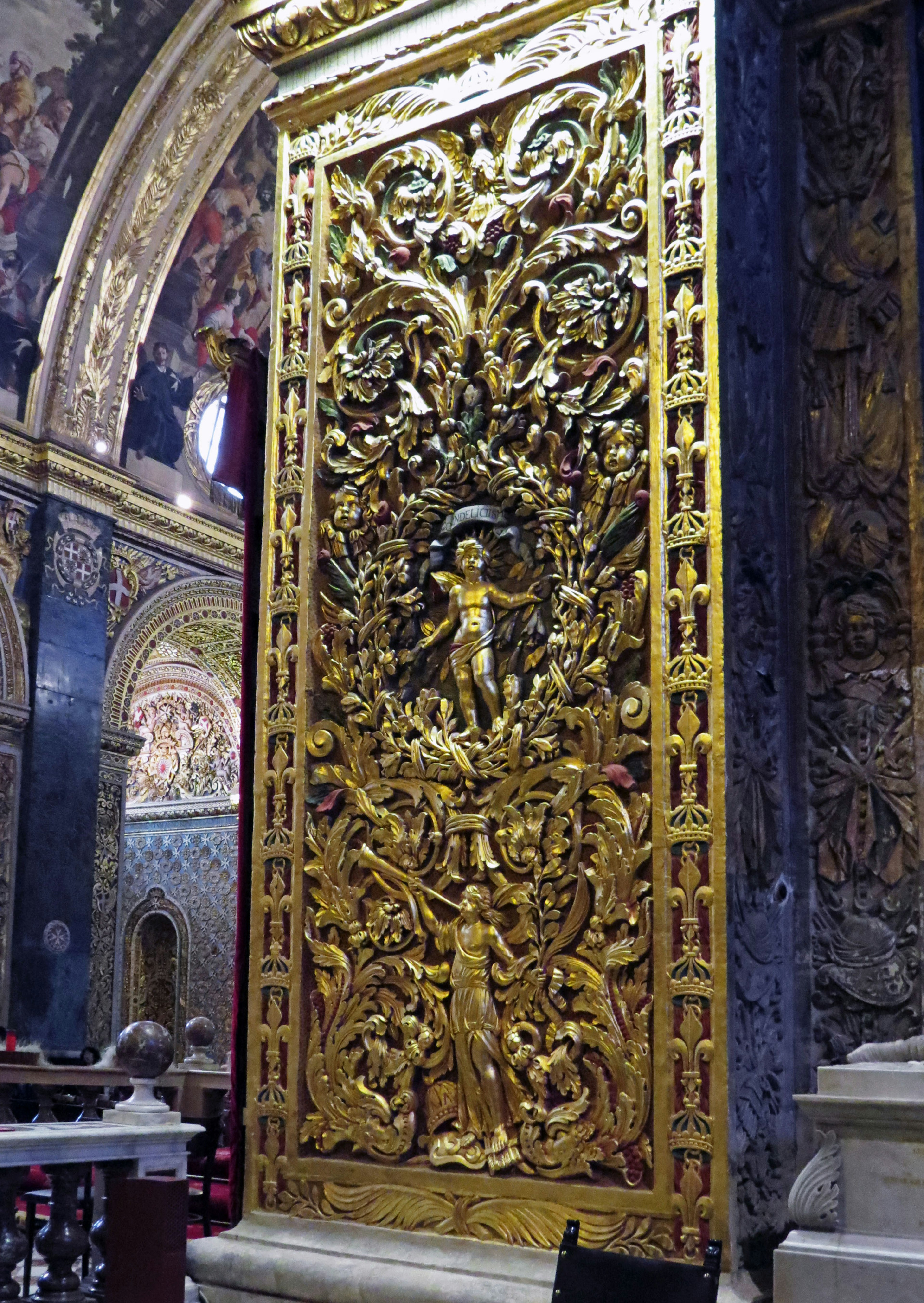 Pared de iglesia con intrincadas tallas doradas y decoraciones