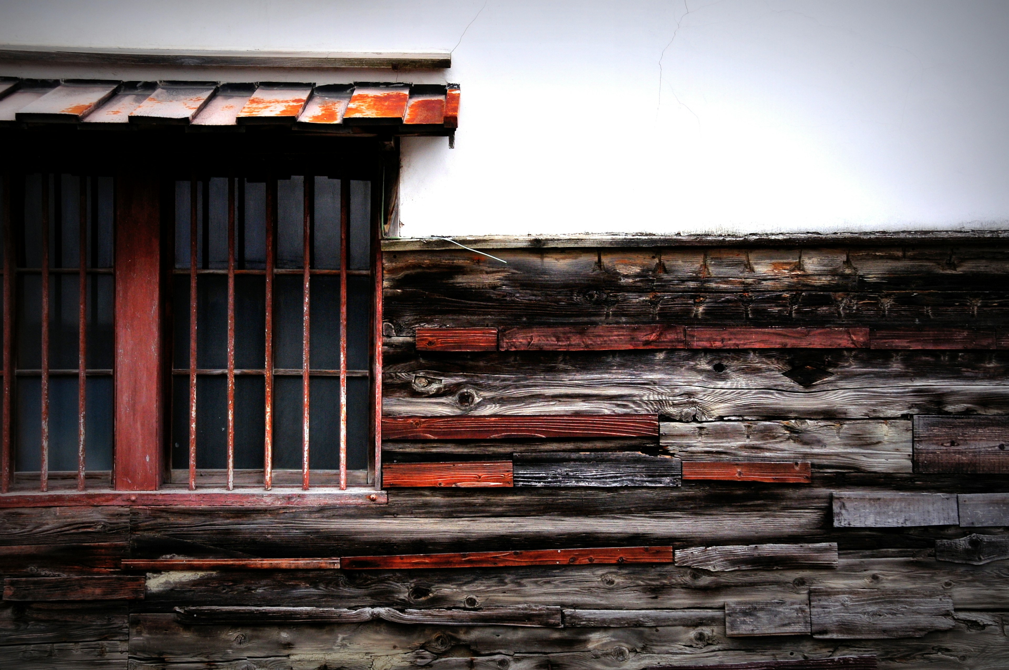 Section d'un bâtiment traditionnel avec un mur en bois et une fenêtre