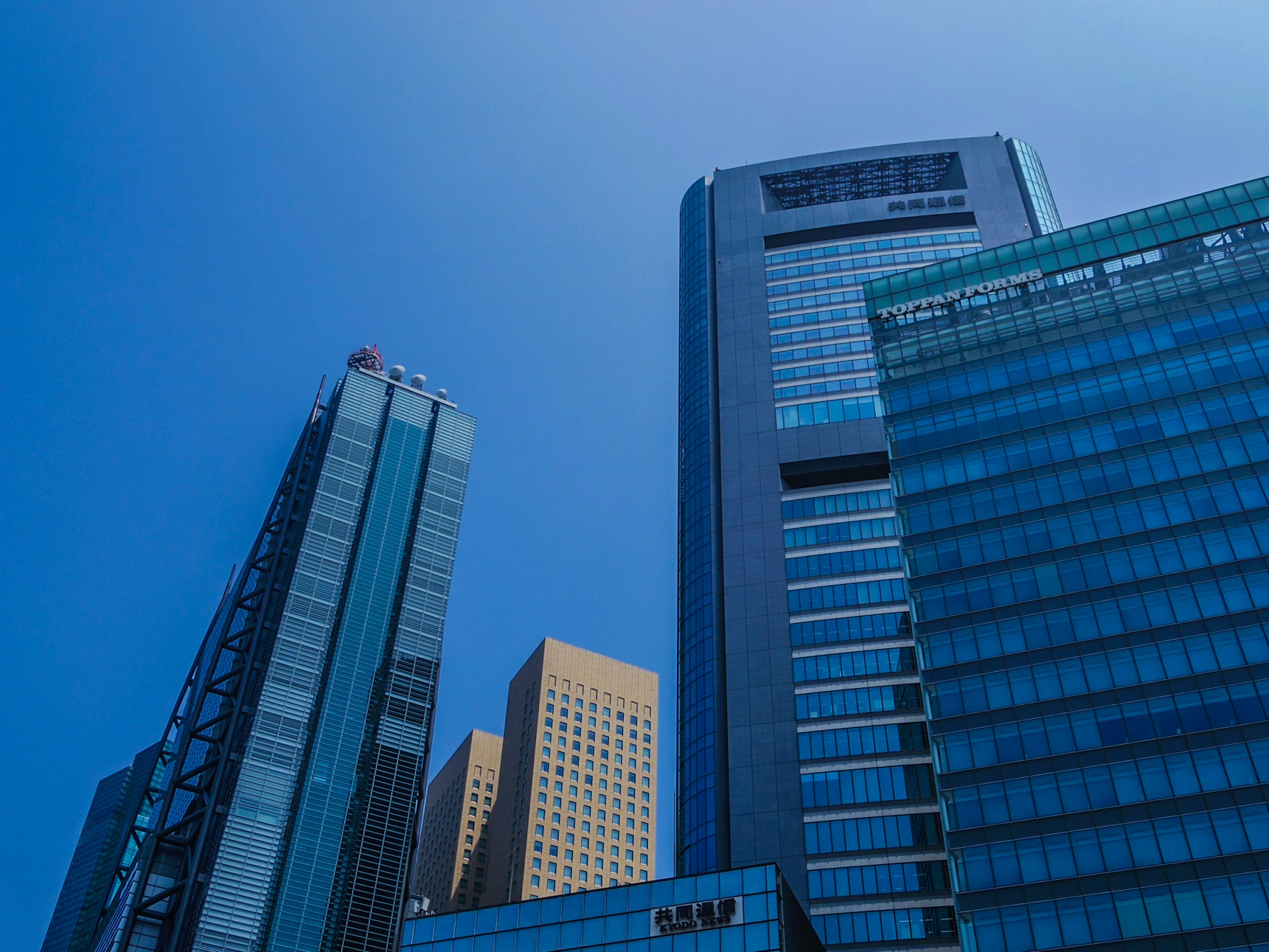 Skyline urbana con grattacieli sotto un cielo blu chiaro