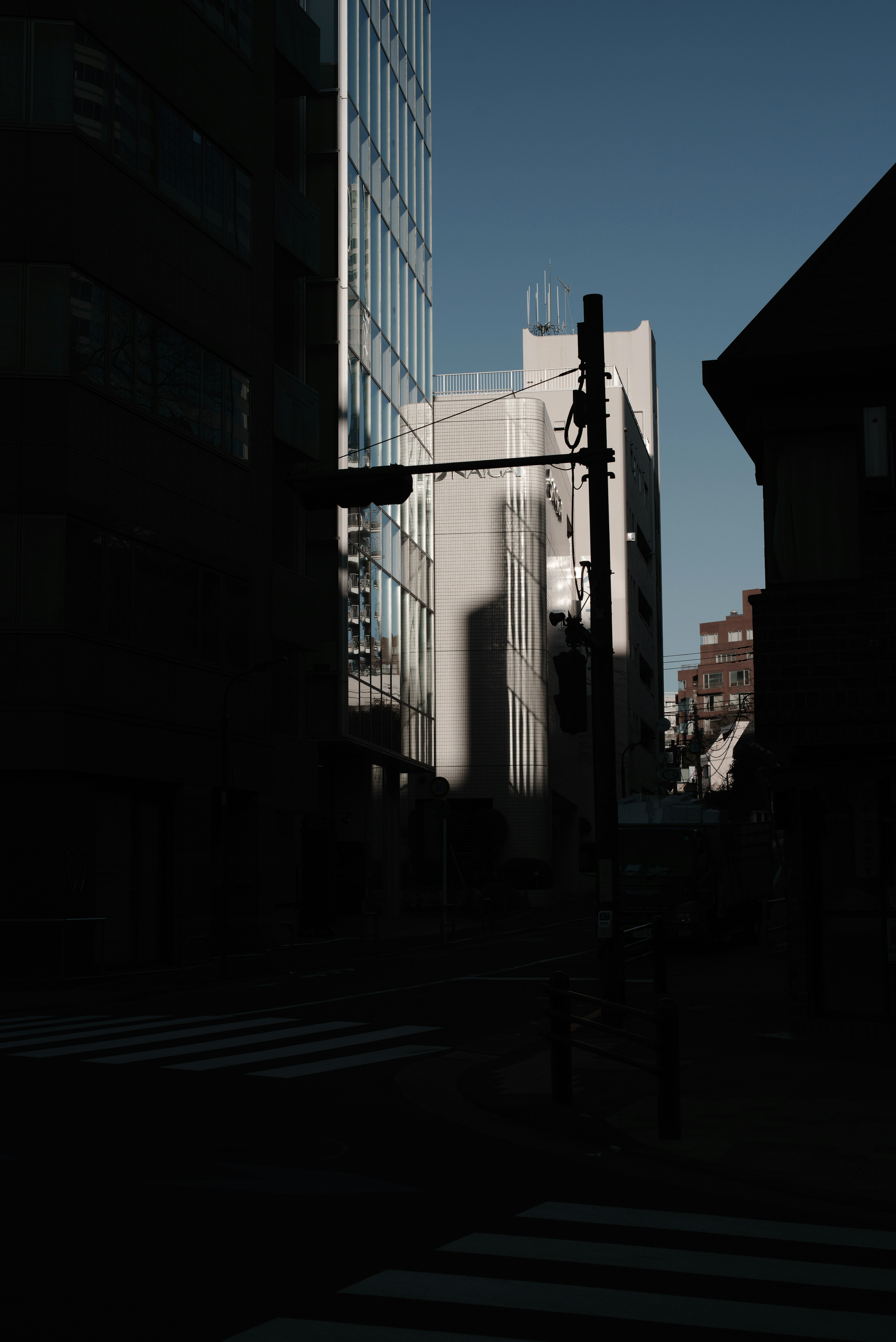 Angle de rue sombre avec des bâtiments et des ombres