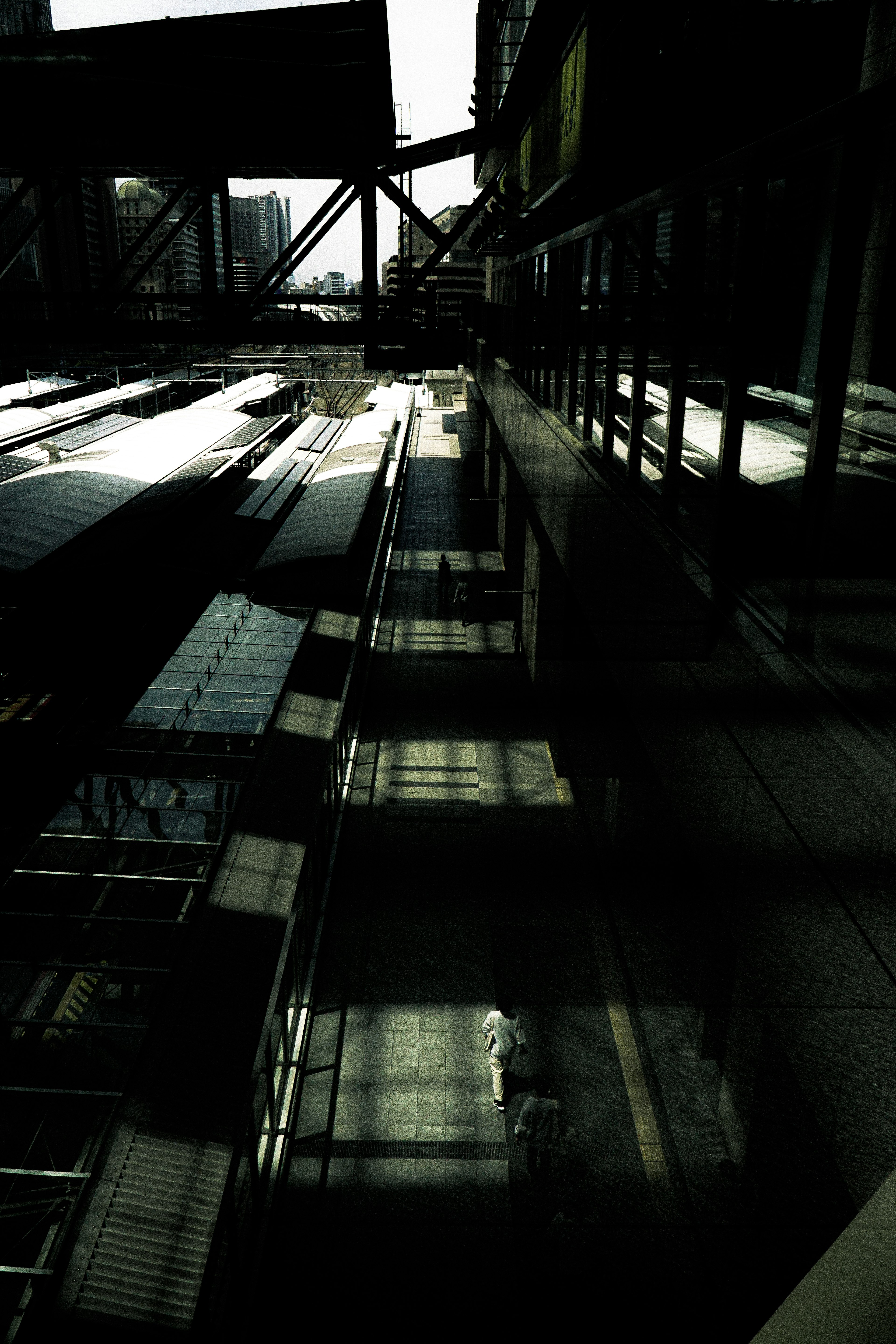 Beeindruckendes Bild von Industriegebäuden mit kontrastierenden Schatten und Licht